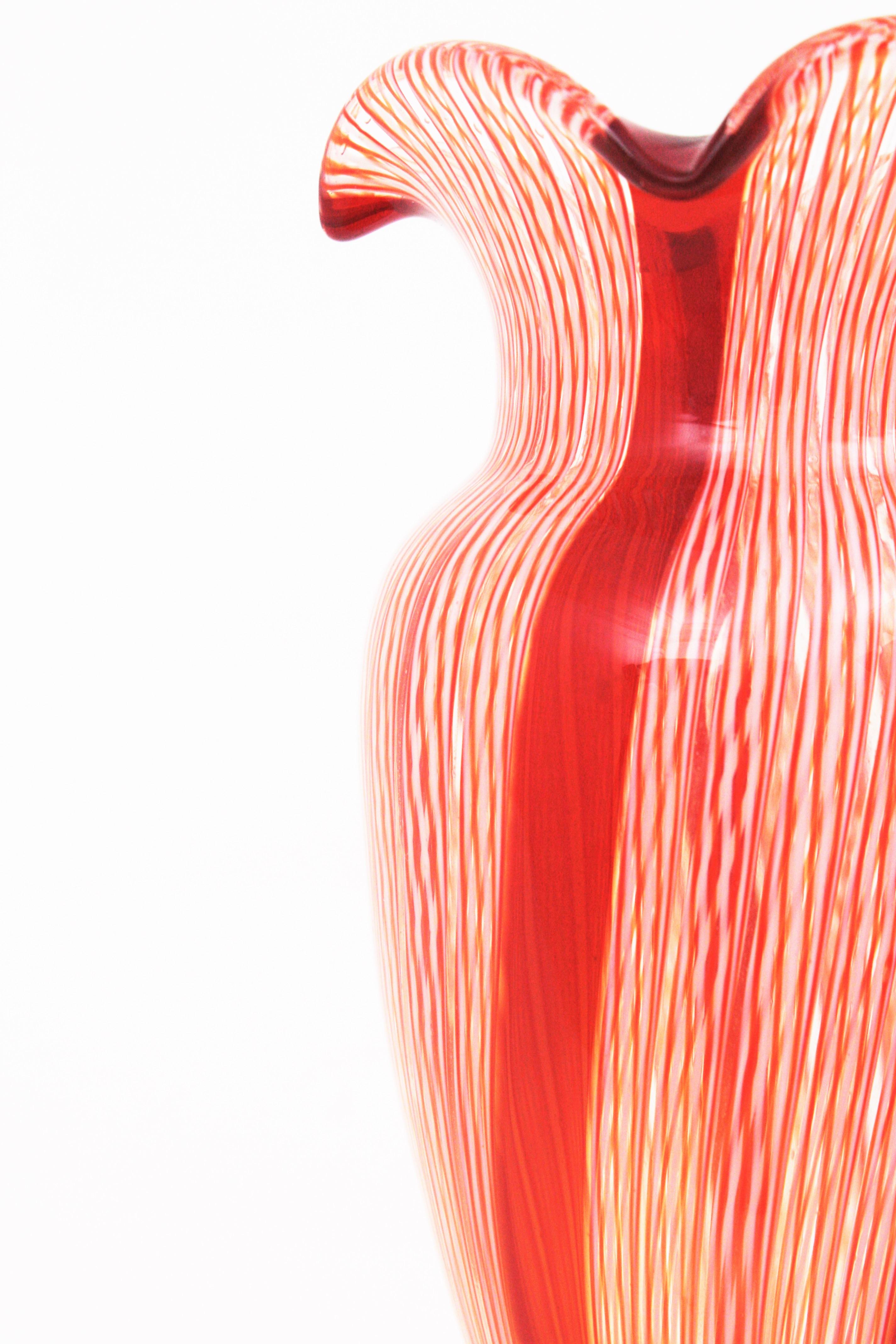 Grand vase en verre d'art de Murano à rubans rouges et blancs de Fratelli Toso en vente 1