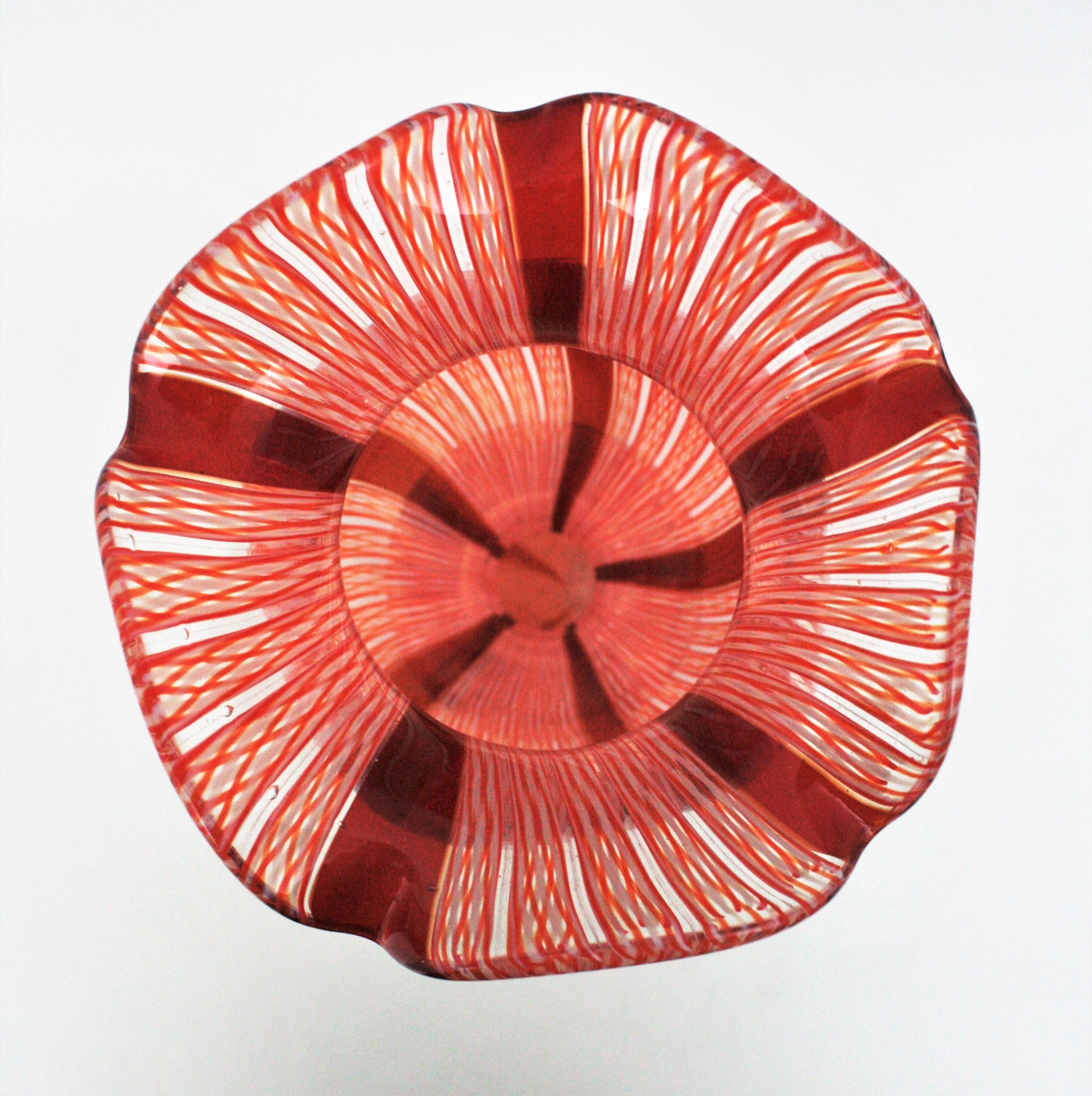 Große Murano-Kunstglasvase mit roten und weißen Bändern von Fratelli Toso im Angebot 2