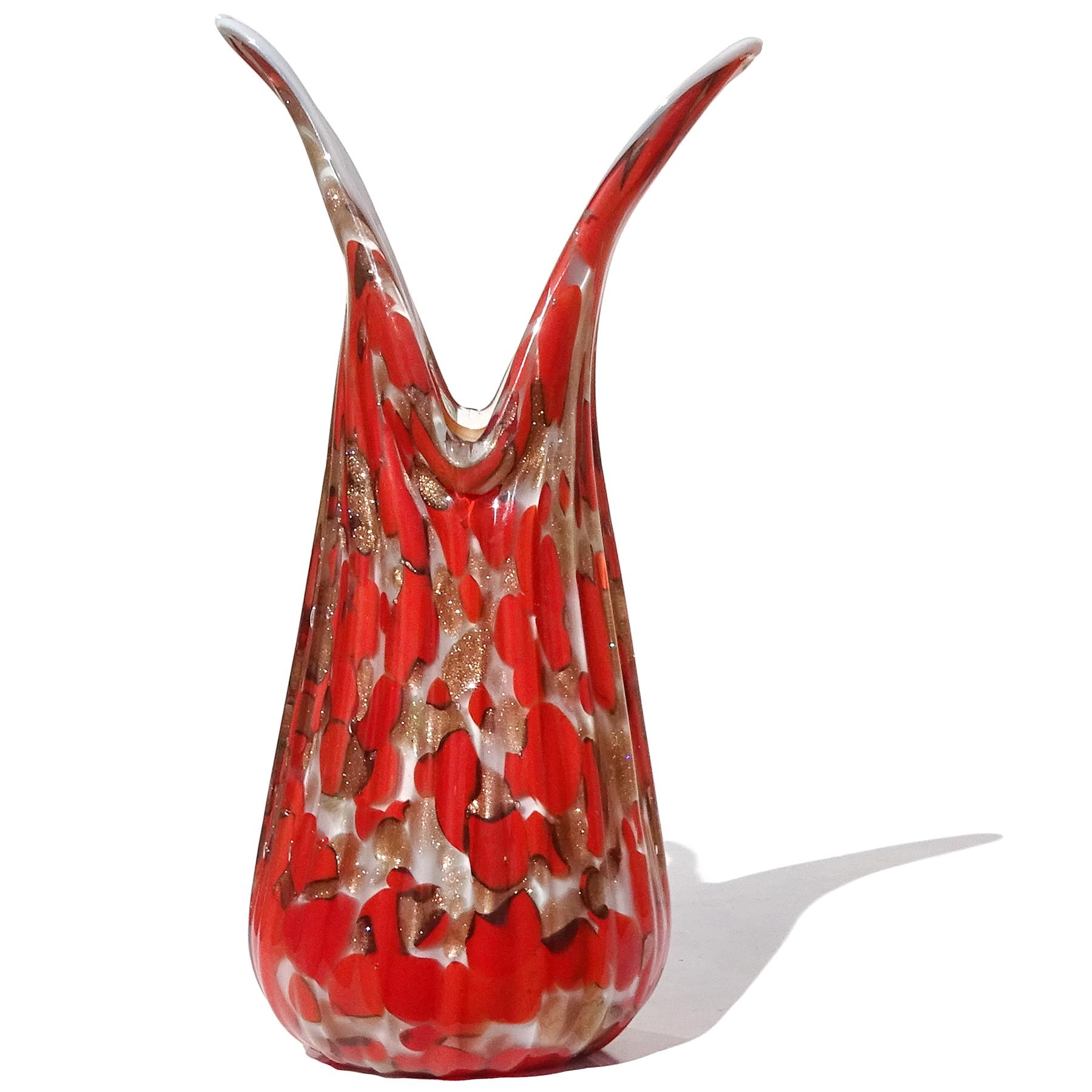 Bellissimo vaso vintage di Murano soffiato a mano con avventurina rossa e rame e vetro artistico bianco con bordo svasato. Documentato alla ditta Fratelli Toso. Il vaso conserva ancora l'etichetta originale blu e argento 