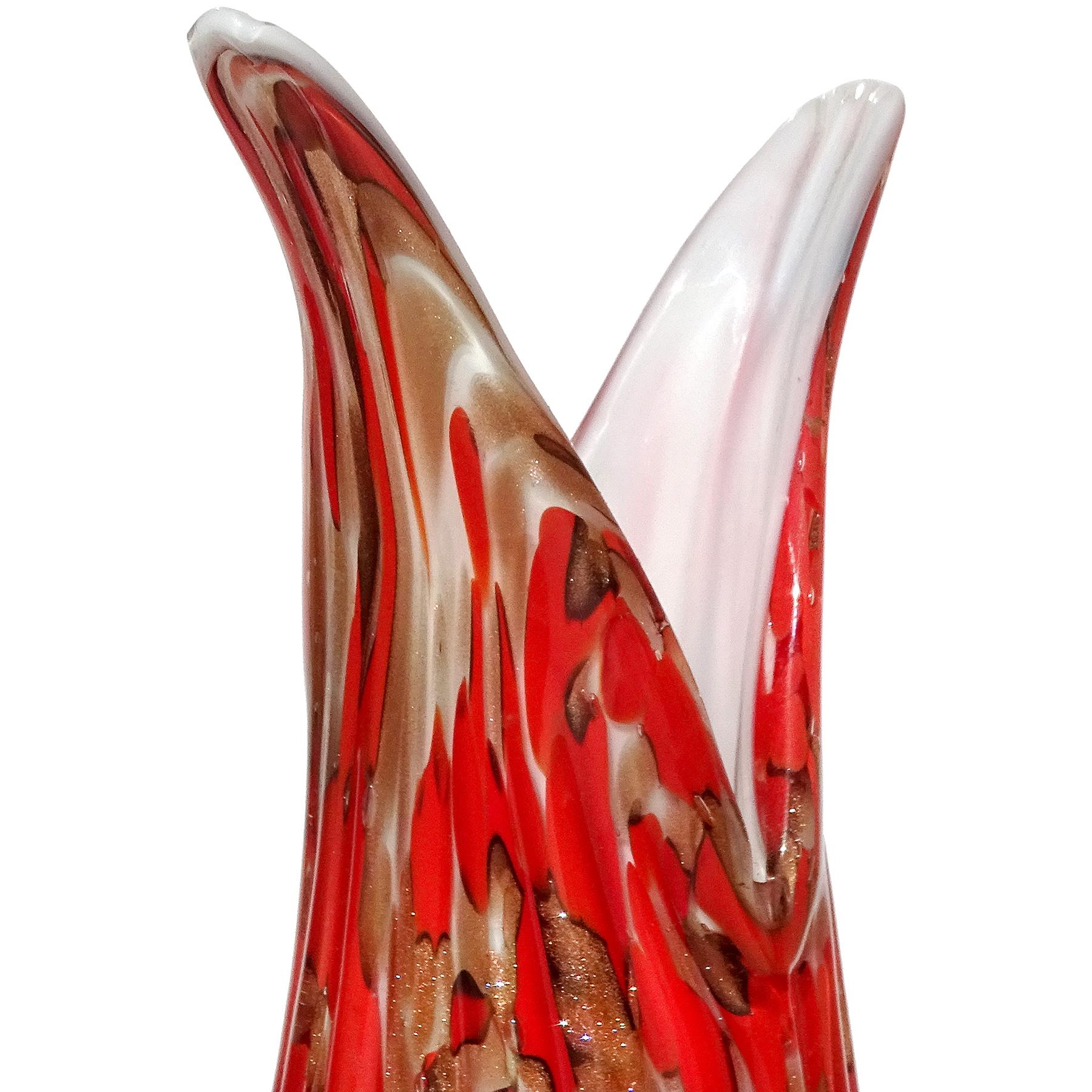 Mid-Century moderno Fratelli Toso Murano Vaso a fiori svasati in vetro artistico italiano con macchie di avventurina rossa in vendita