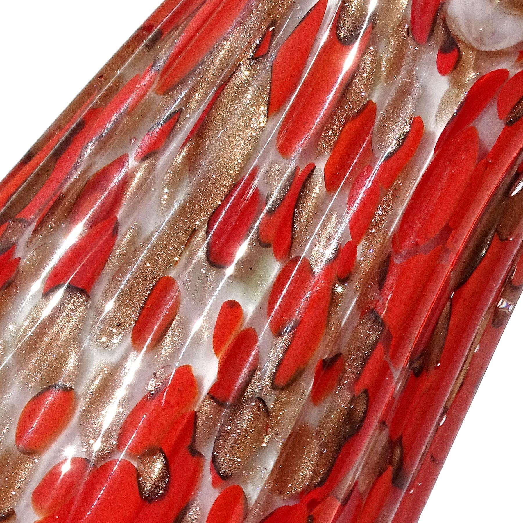 Fratelli Toso Murano Vaso a fiori svasati in vetro artistico italiano con macchie di avventurina rossa In condizioni buone in vendita a Kissimmee, FL