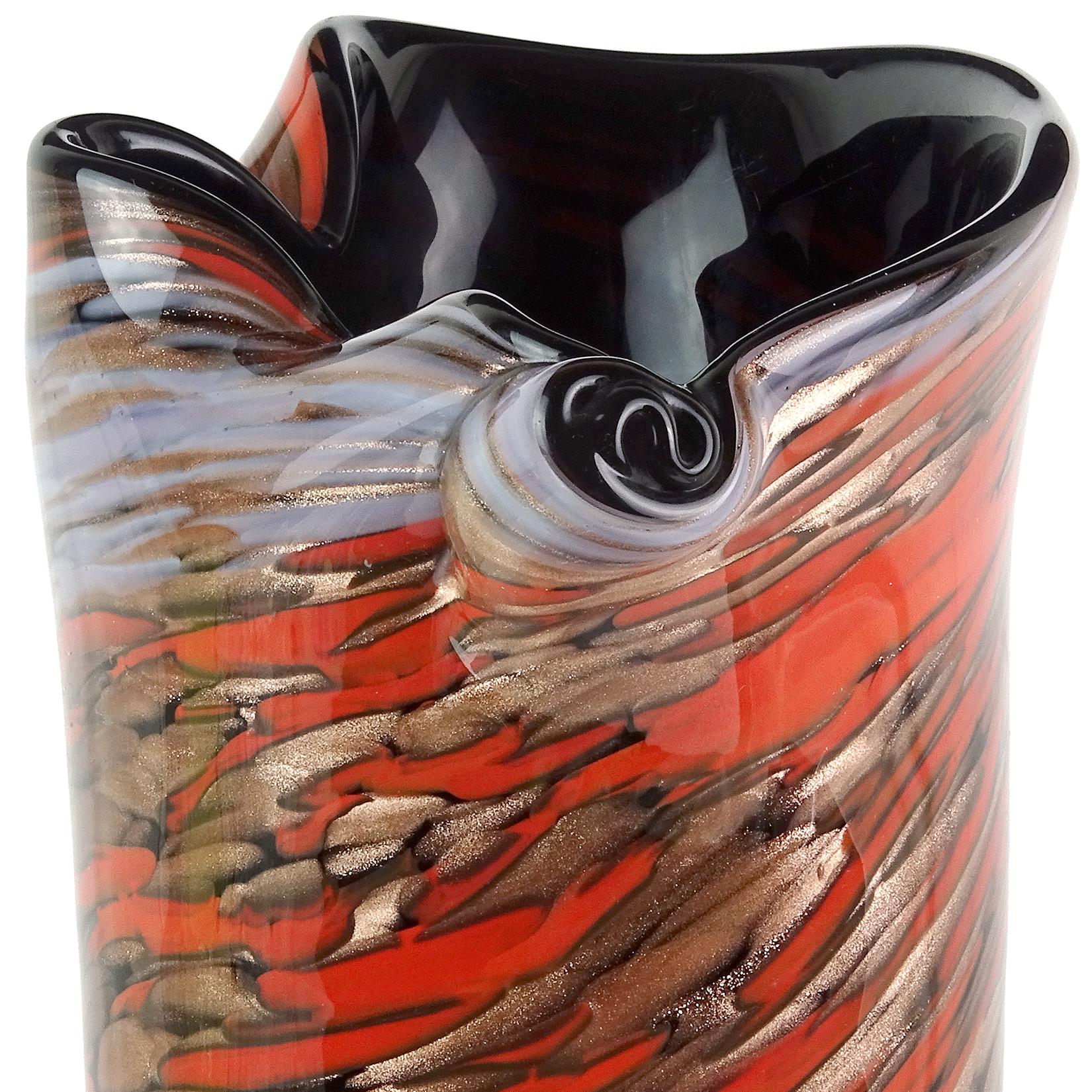 Magnifique vase en verre d'art italien soufflé à la main de Murano, rouge, bleu et mouchetures d'aventurine. Documenté à la société Fratelli Toso. La pièce a un bord pincé, avec une décoration en volutes. Profondément recouvert d'aventurine de