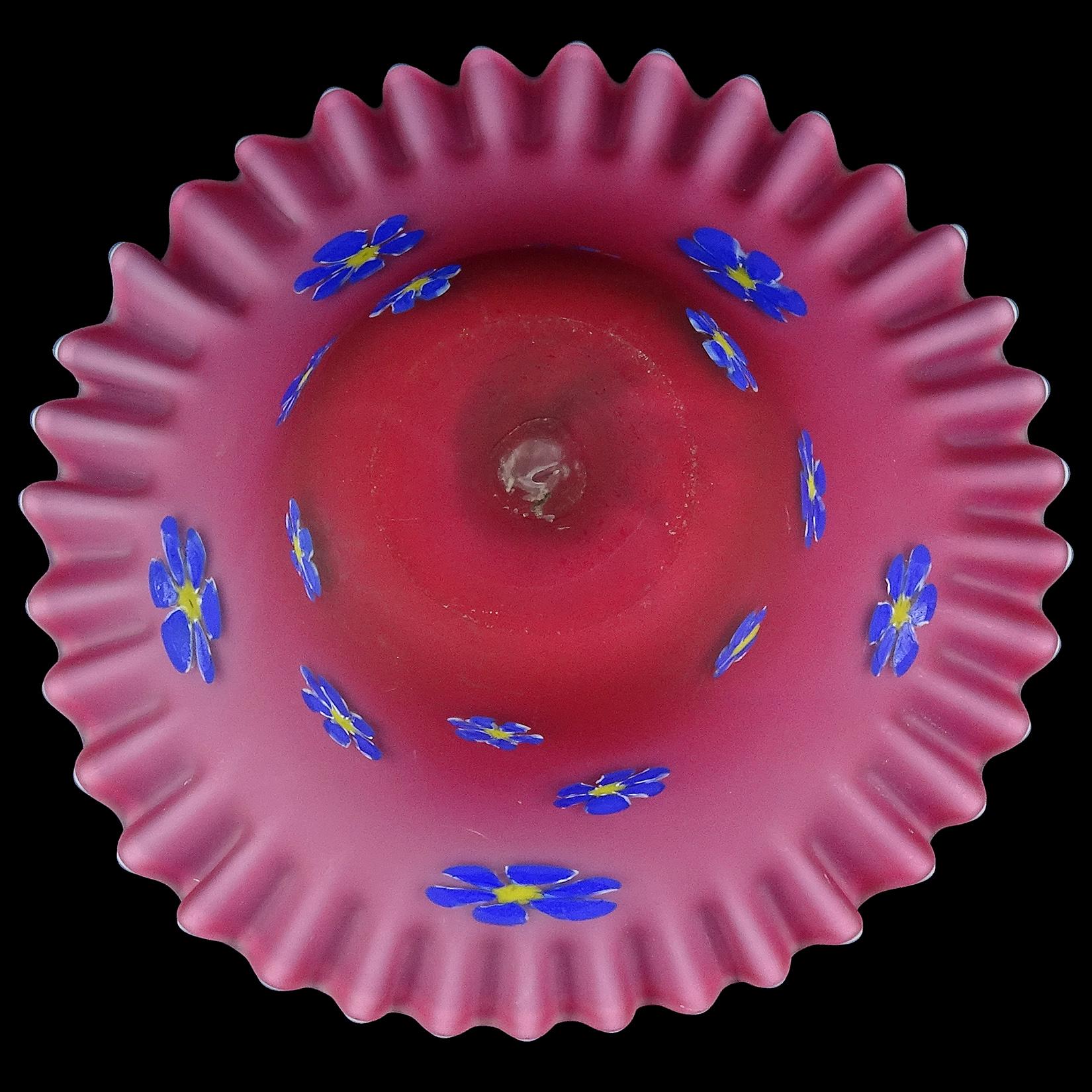 Italienische Satinschale aus Murano-Kunstglas in Rot und Rosa mit Millefiori-Blumen von Fratelli Toso (20. Jahrhundert) im Angebot