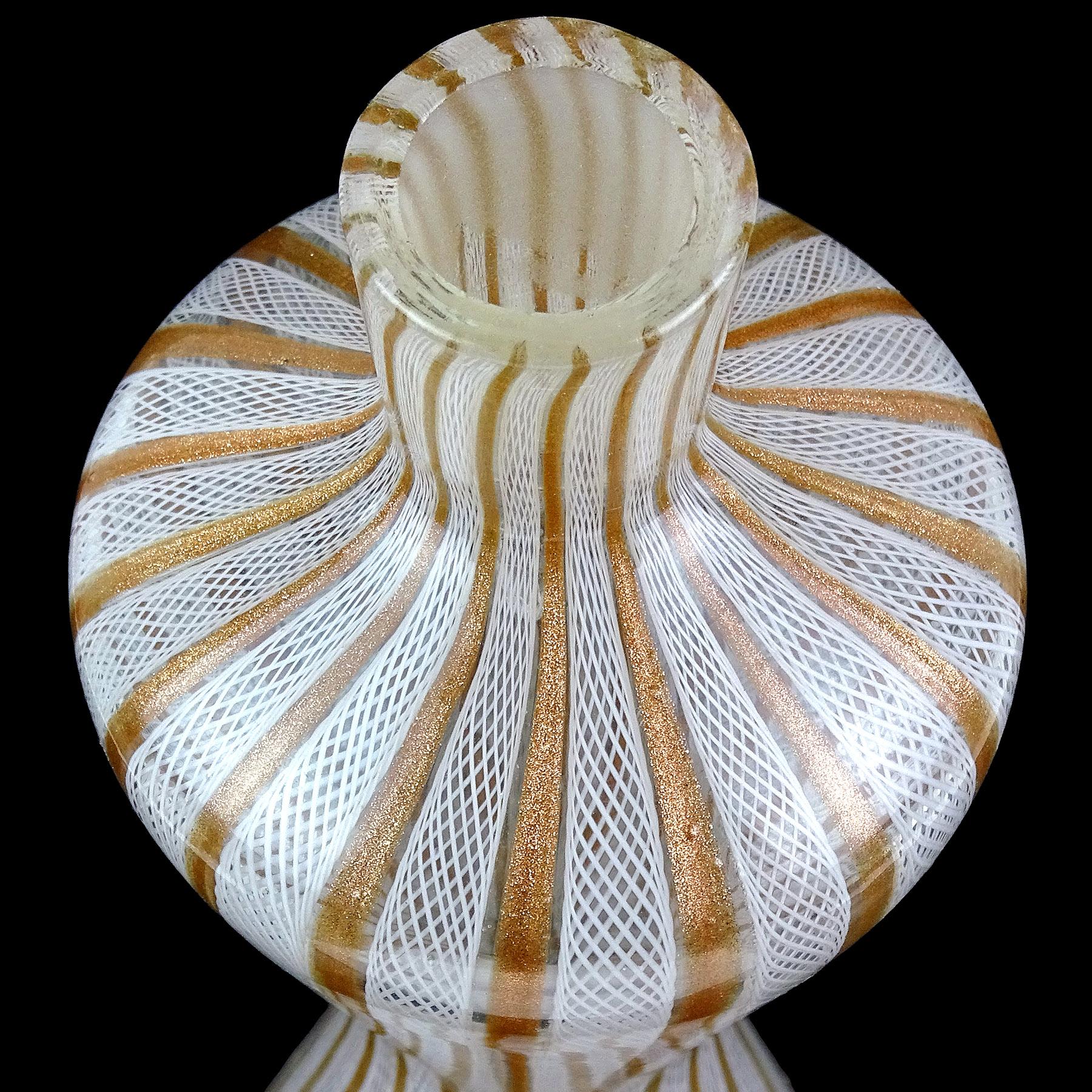 20th Century Fratelli Toso Murano White Aventurine Ribbons Italian Art Glass Hourglass Vase For Sale