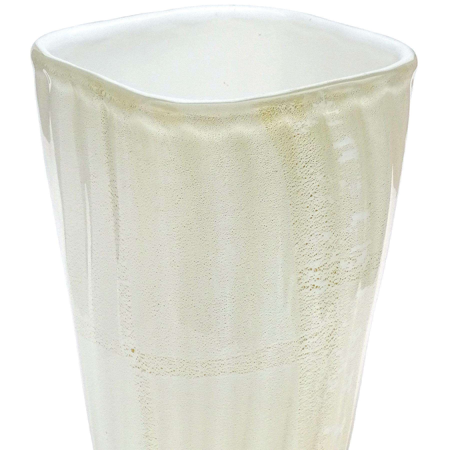 Schöne und große, Vintage Murano mundgeblasenen weißen und goldenen Flecken italienischen Kunstglas dekorative Blumenvase. Sie ist nachweislich der Firma Fratelli Toso zuzuordnen und trägt noch das originale blau-silberne Label 
