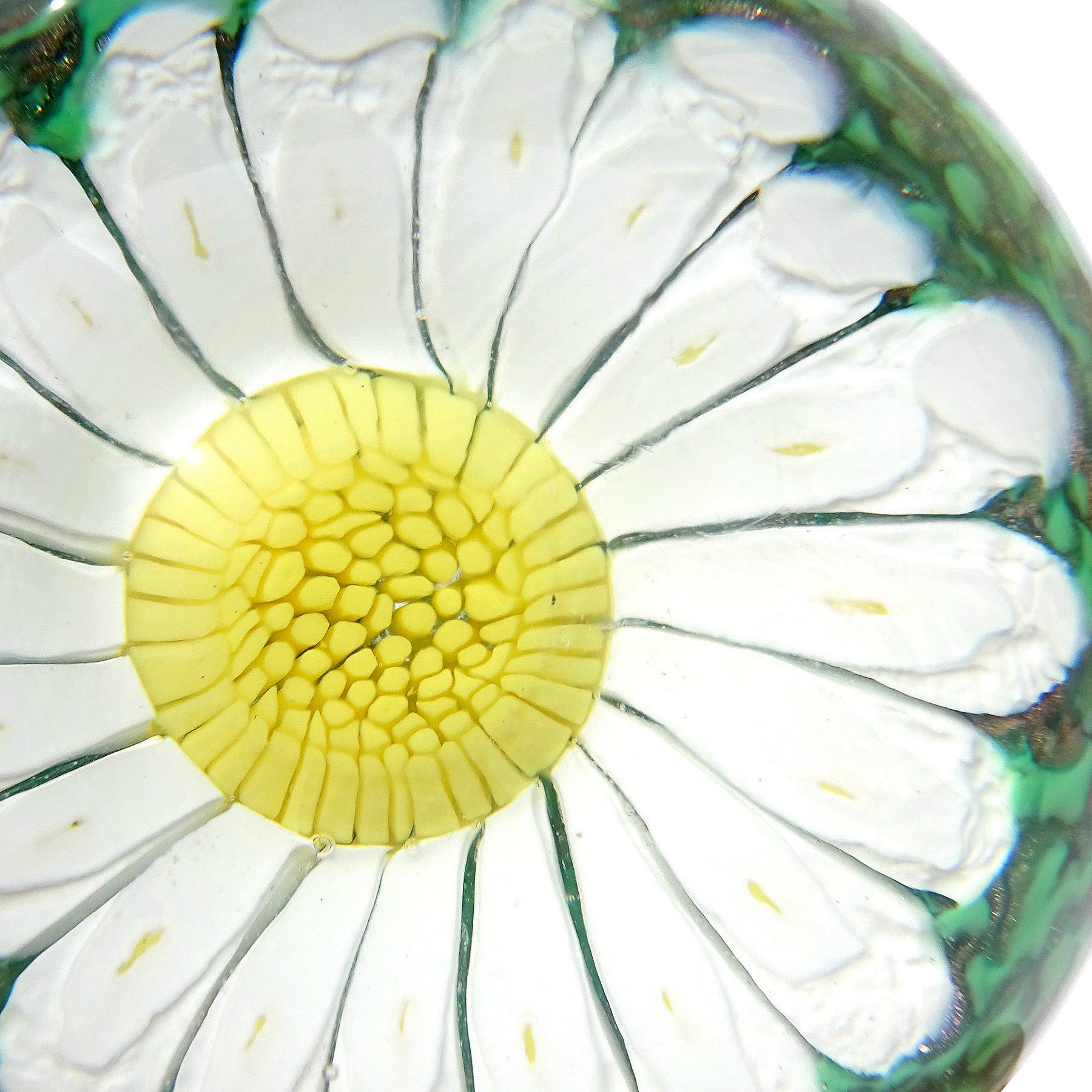 Beautiful vintage Murano hand blown white and yellow daisy flower Italian art glass paperweight. Documented to the Fratelli Toso Company. The paperweight has a large daisy made up of white petals, with little yellow dots at the ends, and a center of