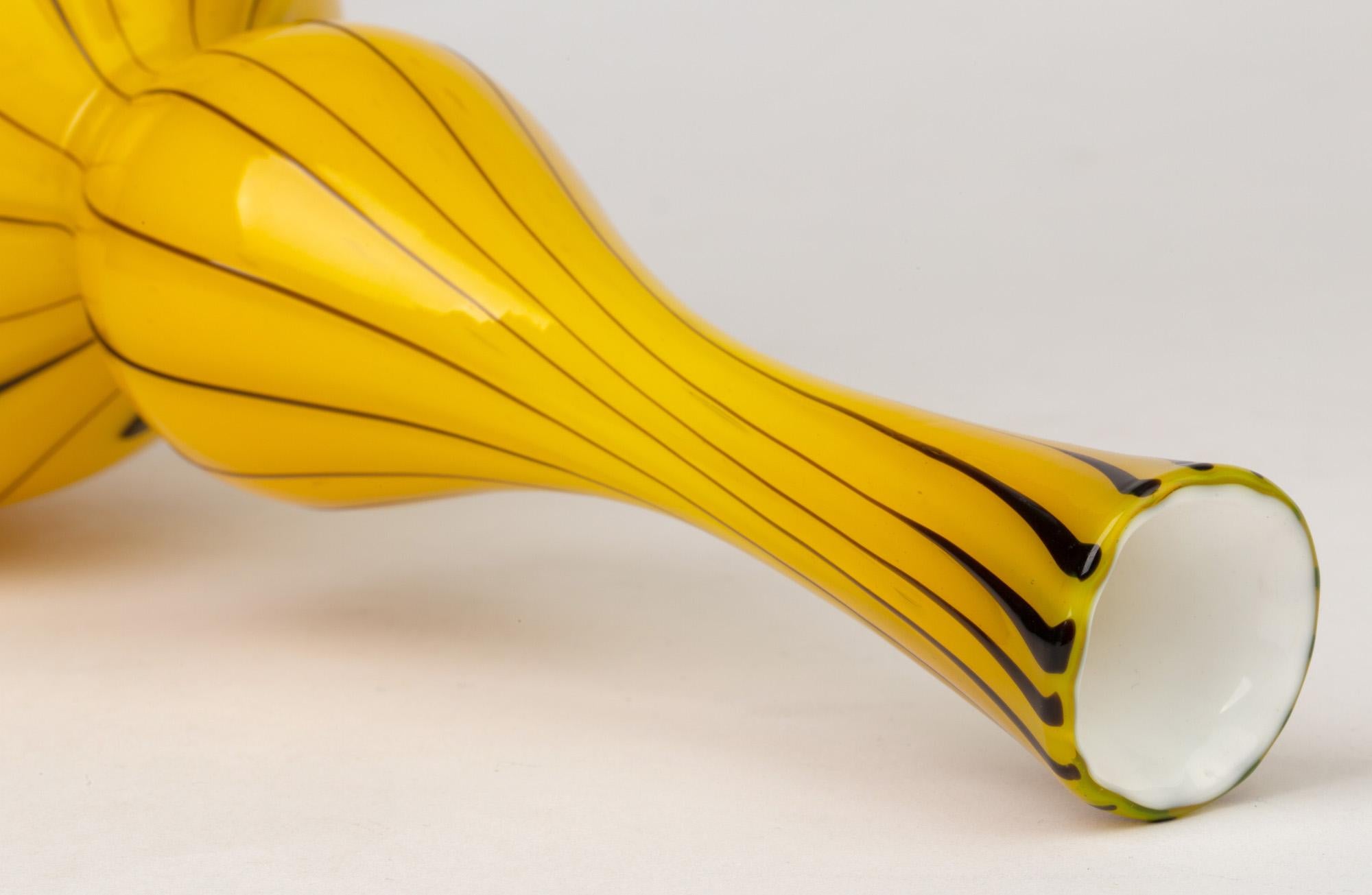 Gelbe Muschelförmige Vase aus Murano-Kunstglas von Fratelli Toso (Italienisch) im Angebot