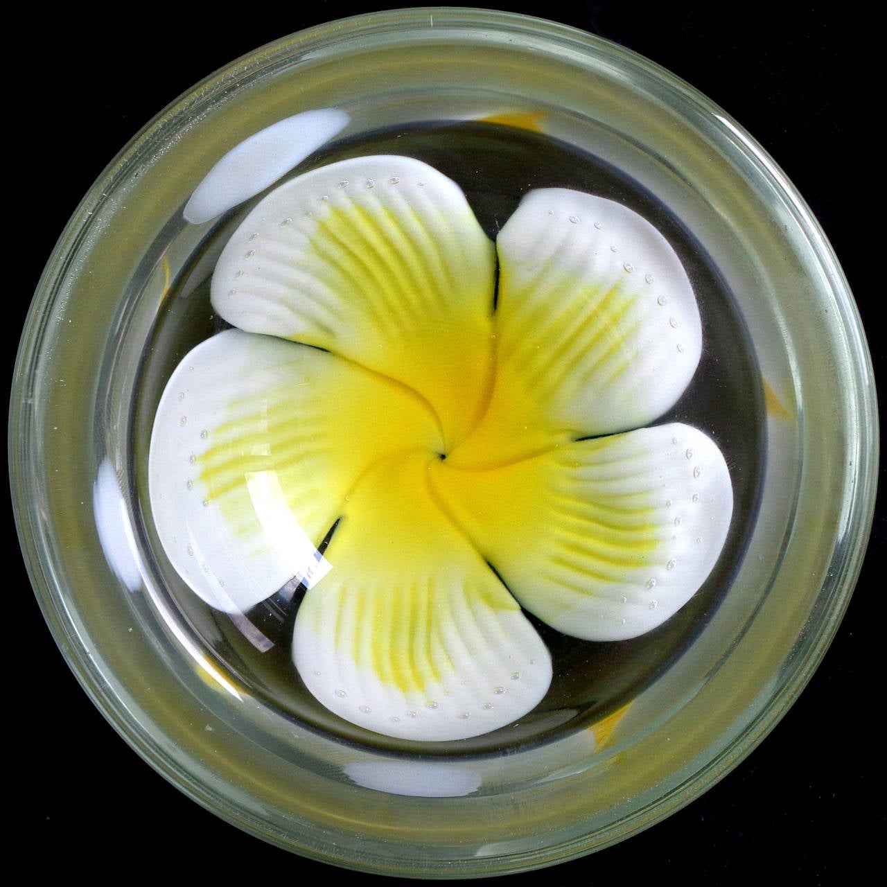 Beautiful vintage Murano hand blown wild flower Italian art glass paperweight bowl / ring dish. Attributed to the Fratelli Toso company. The piece has a white and yellow large flower inside, made with cut murrines, and with small bubble decoration.