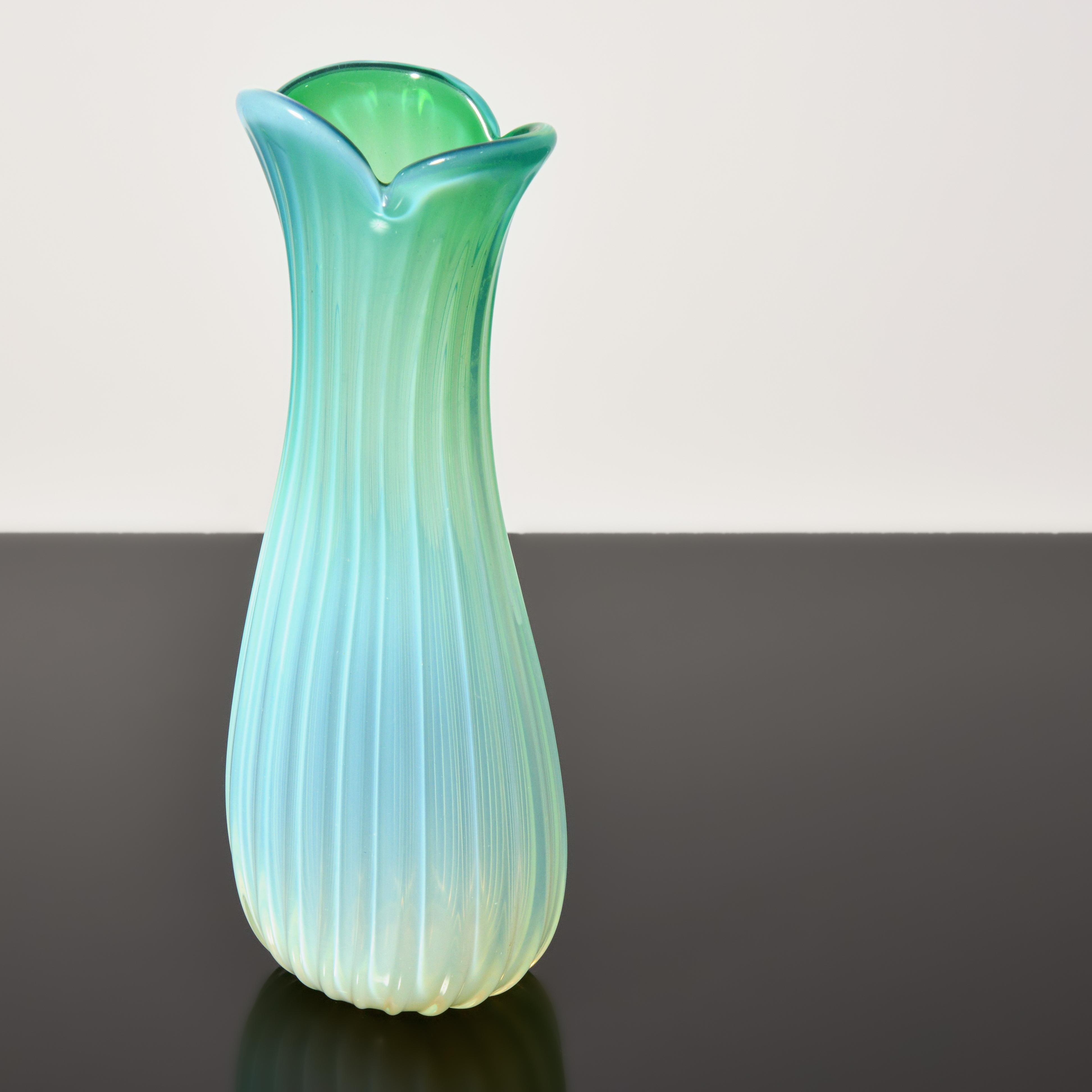 Mid-Century Modern Vase OPALINO Fratelli Toso, 10.5 po. (H), collection Leslie Pina en vente
