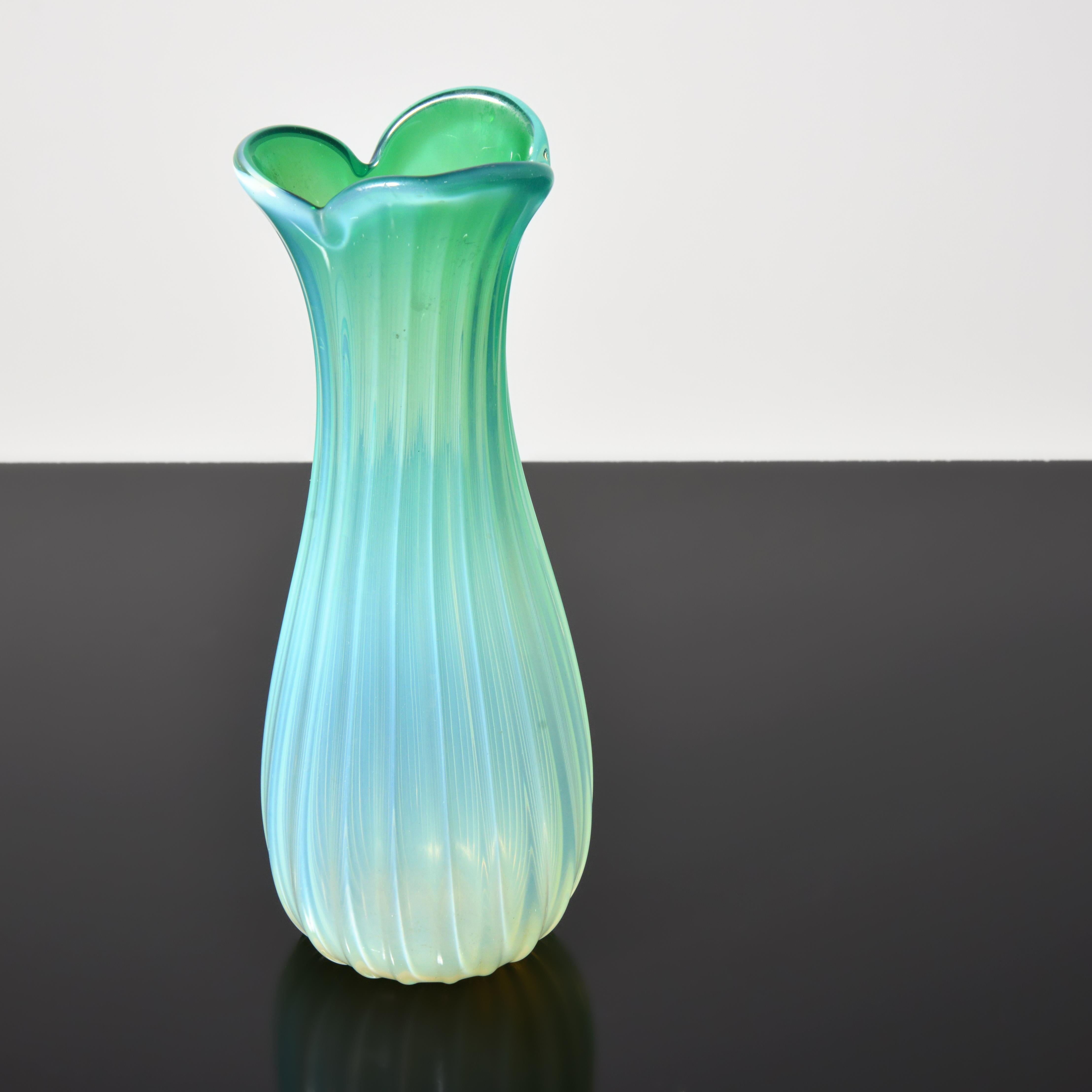 italien Vase OPALINO Fratelli Toso, 10.5 po. (H), collection Leslie Pina en vente