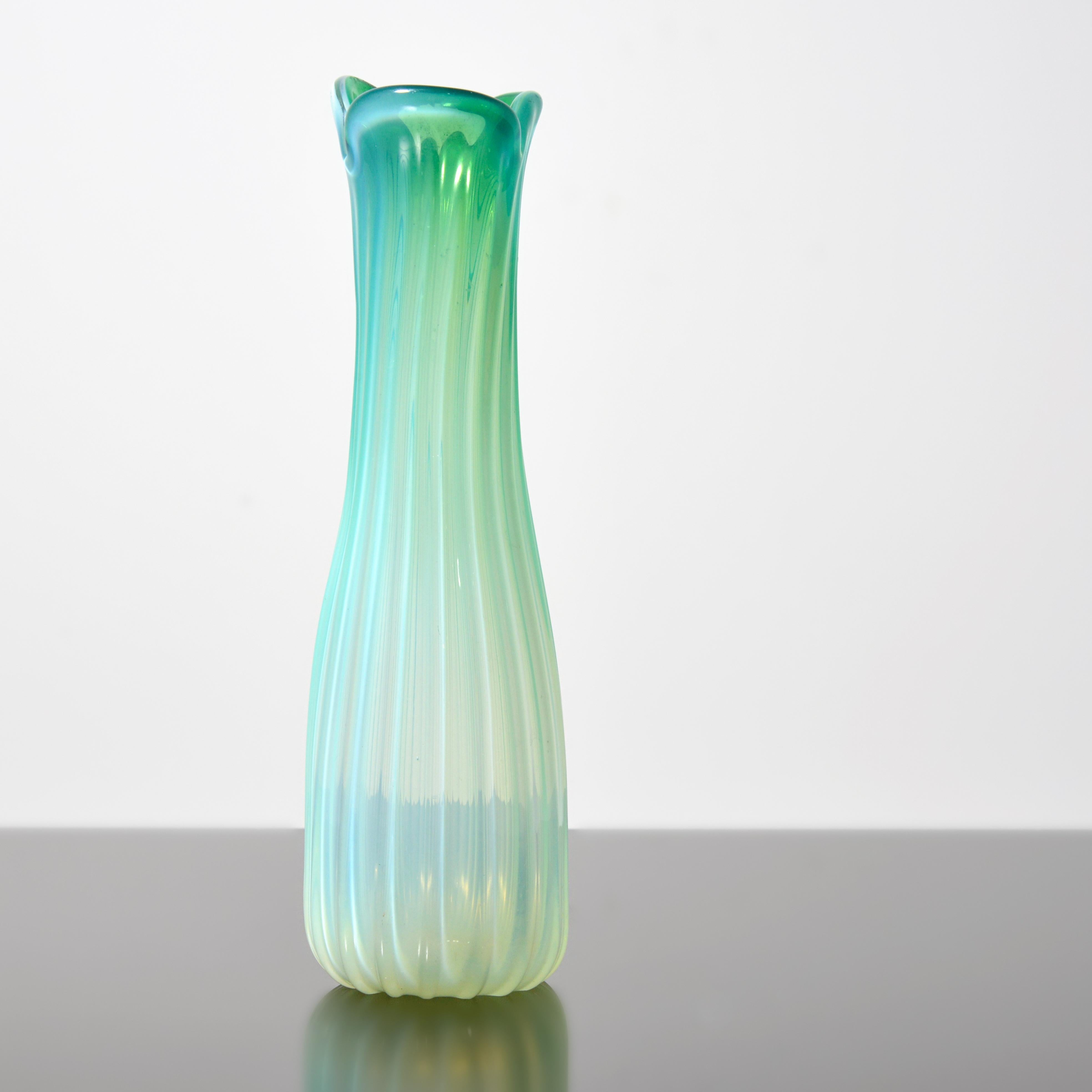 Vase OPALINO Fratelli Toso, 10.5 po. (H), collection Leslie Pina Bon état - En vente à Lake Worth Beach, FL