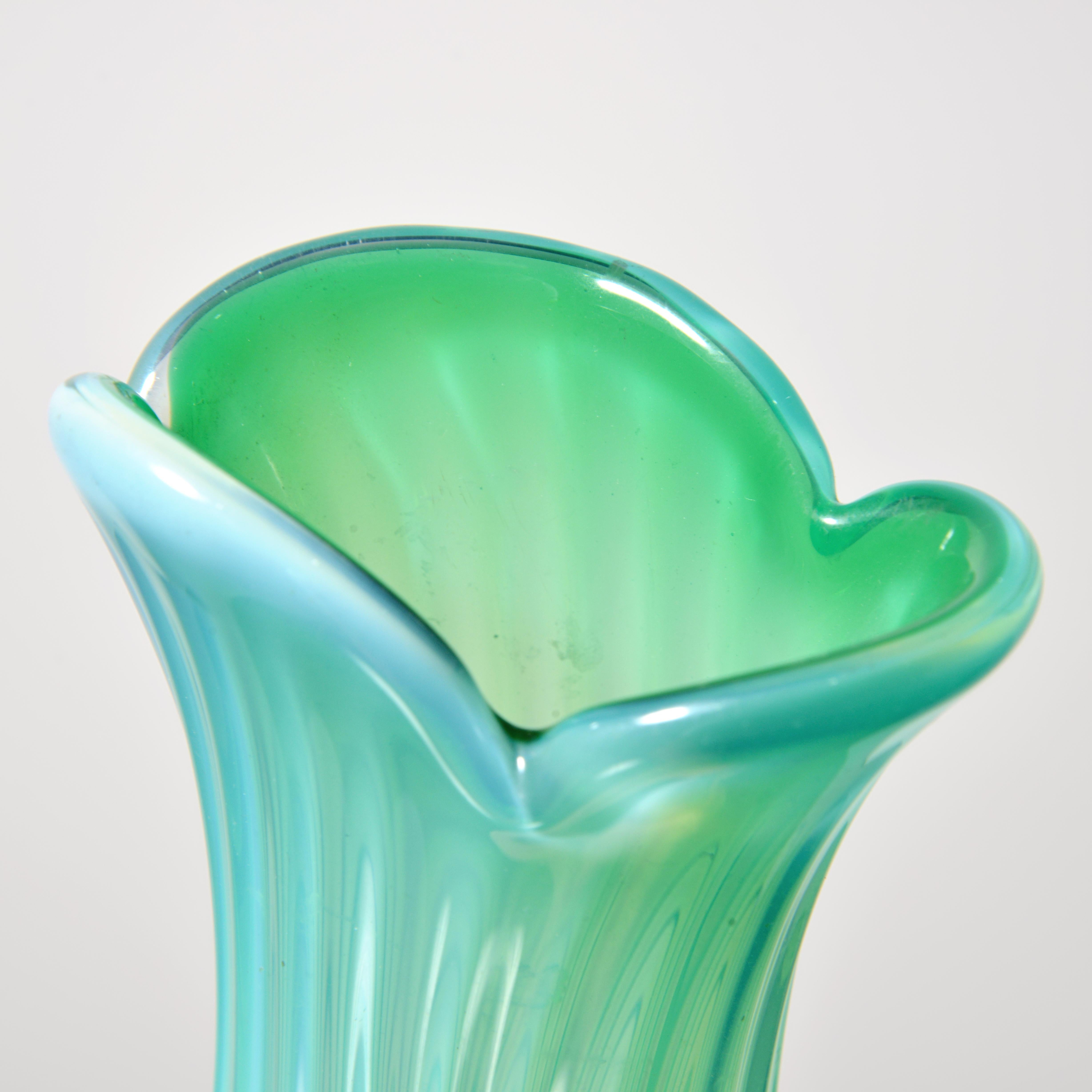 20ième siècle Vase OPALINO Fratelli Toso, 10.5 po. (H), collection Leslie Pina en vente