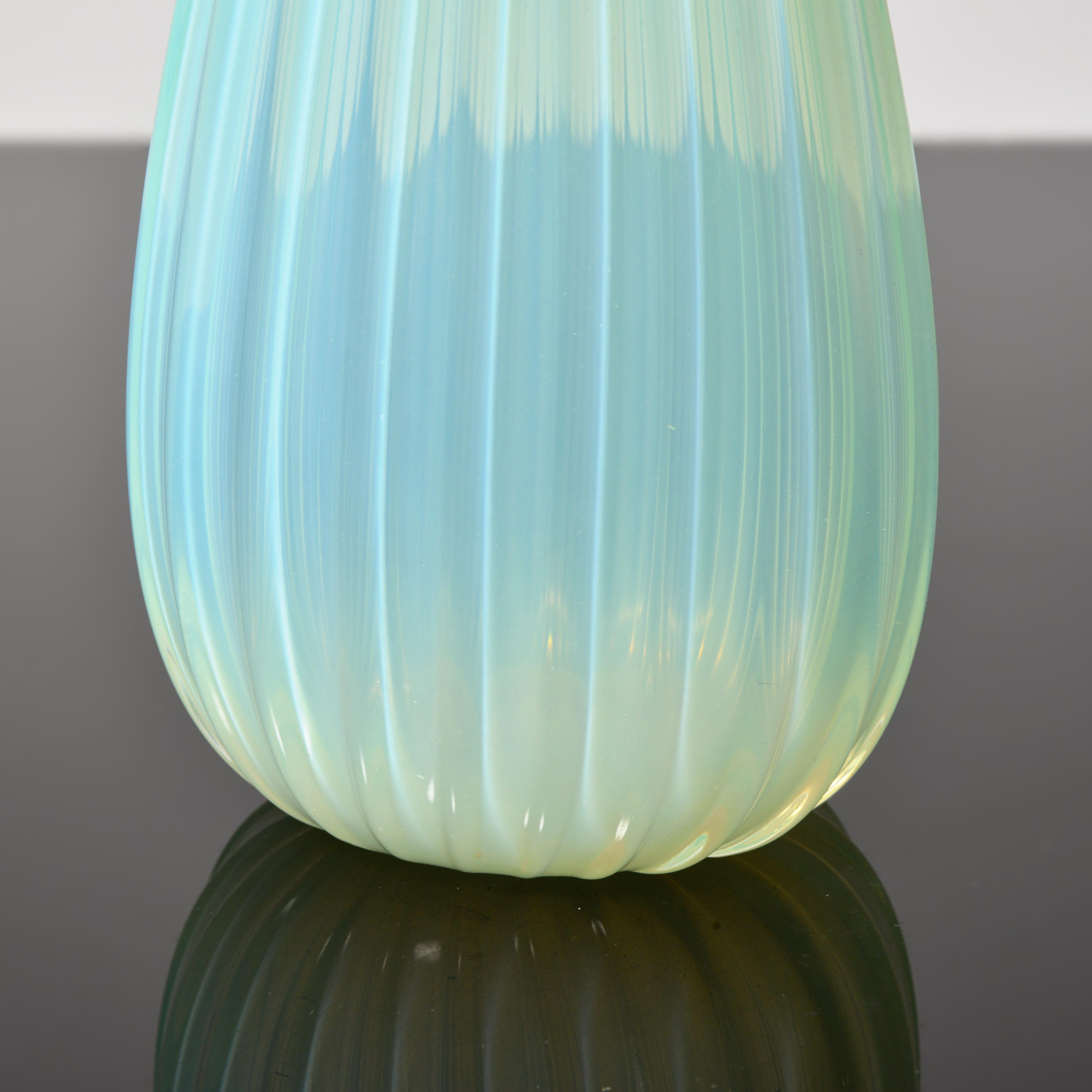 Vase OPALINO Fratelli Toso, 10.5 po. (H), collection Leslie Pina en vente 1
