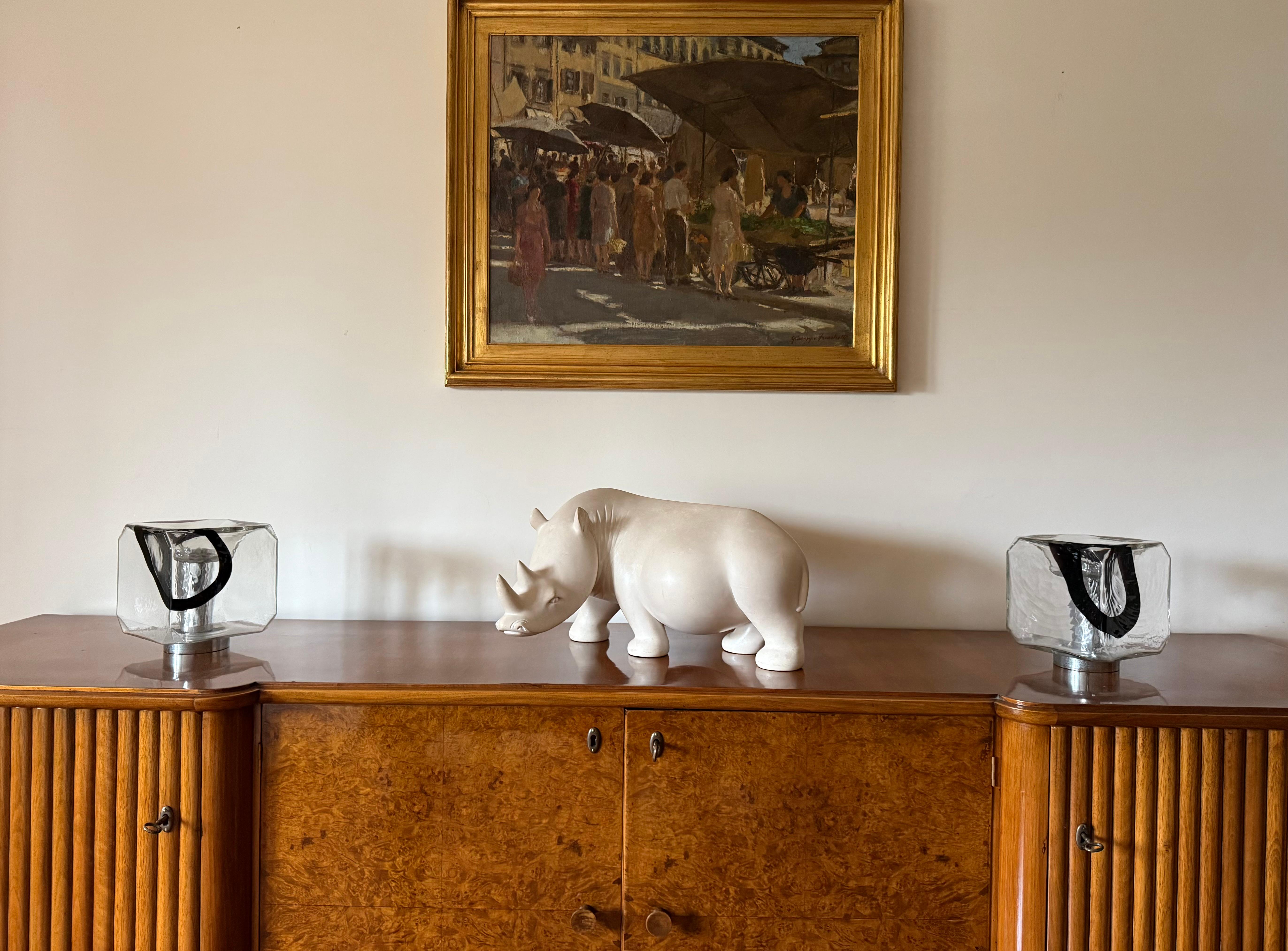 Pair of Murano blown glass table / wall lamps with amaranth stripes.

Production Fratelli Toso, Murano, Italy 1970s

Part of Luciano Frigerio private Collection

H 21 cm / 18×18 cm

Conditions: excellent, no defects. In working conditions