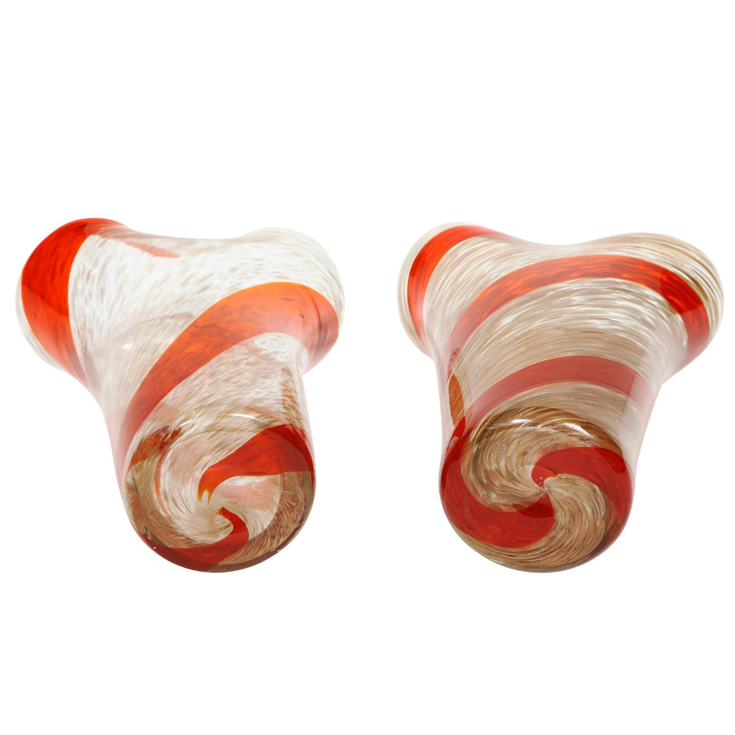 Fratelli Toso Pair of Pinched-Top Glass Vases with Red Spiral, 1950s In Excellent Condition For Sale In New York, NY