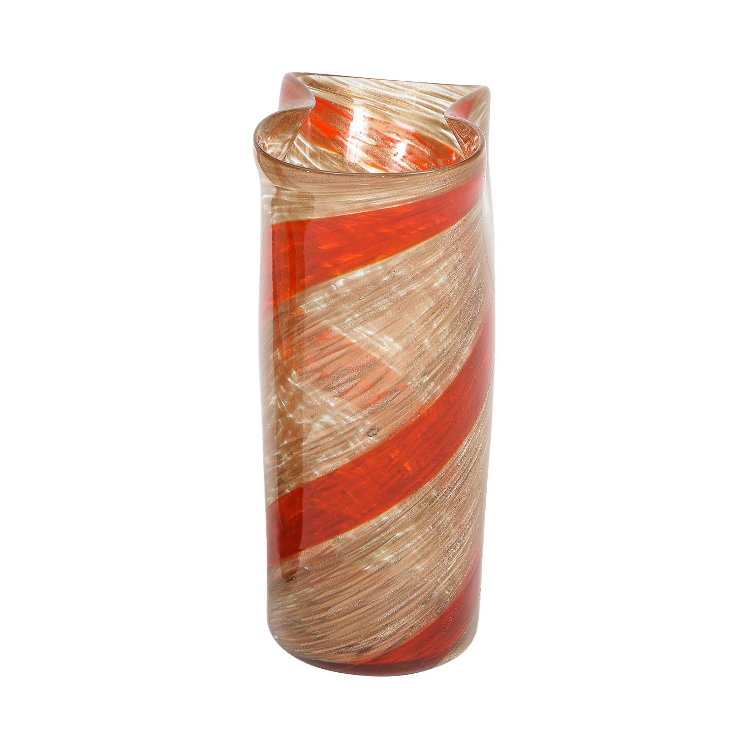 Superbe vase en verre soufflé à la bouche avec un motif en spirale rouge par Fratelli Toso, Murano, Italie, années 1950. Le vase a une forme magnifique avec de l'aventurine (or) dans tout le verre, qui brille comme des bijoux.