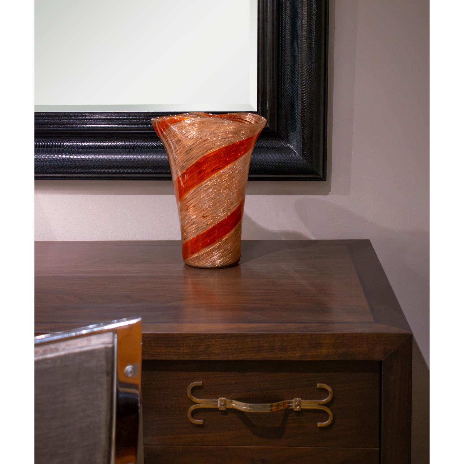 Fait main Vase en verre Fratelli Toso avec spirale rouge et avventurine (or) années 1950 en vente