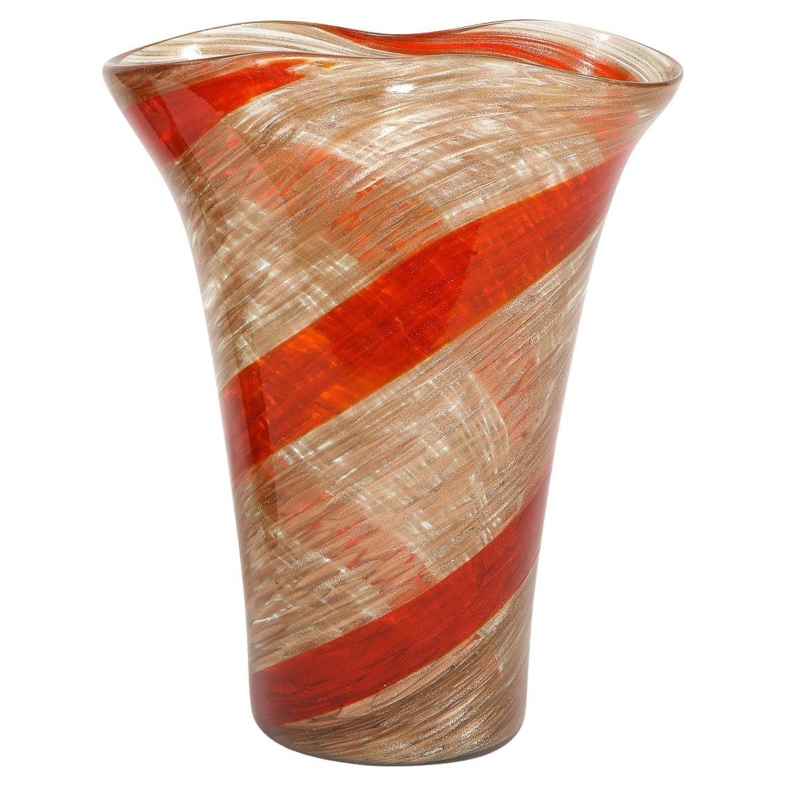Vase en verre Fratelli Toso avec spirale rouge et avventurine (or) années 1950 en vente
