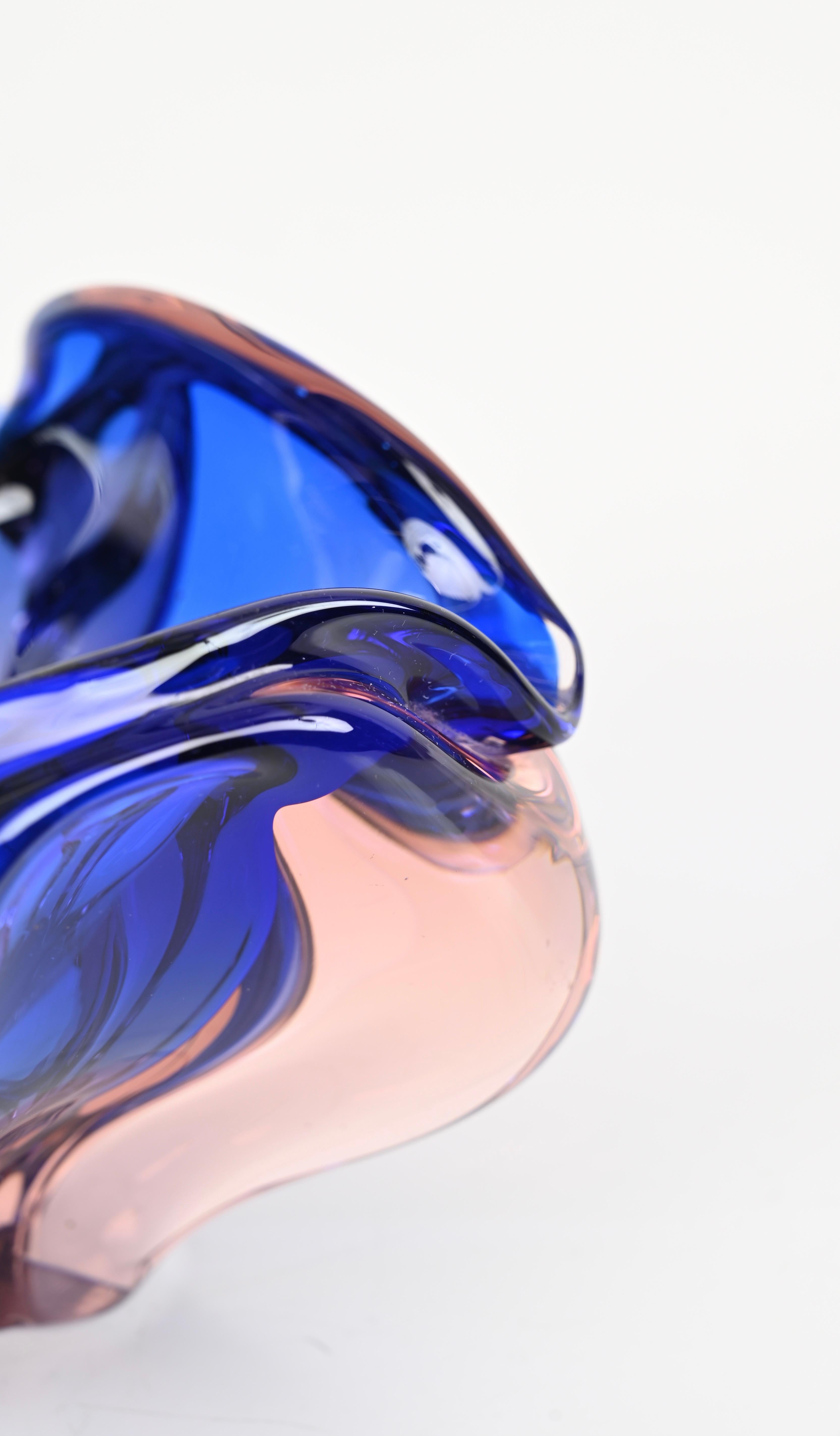 Fait main Bol en verre Murano Glass Sommerso rose et bleu de Fratelli Toso, Italie, années 1960 en vente