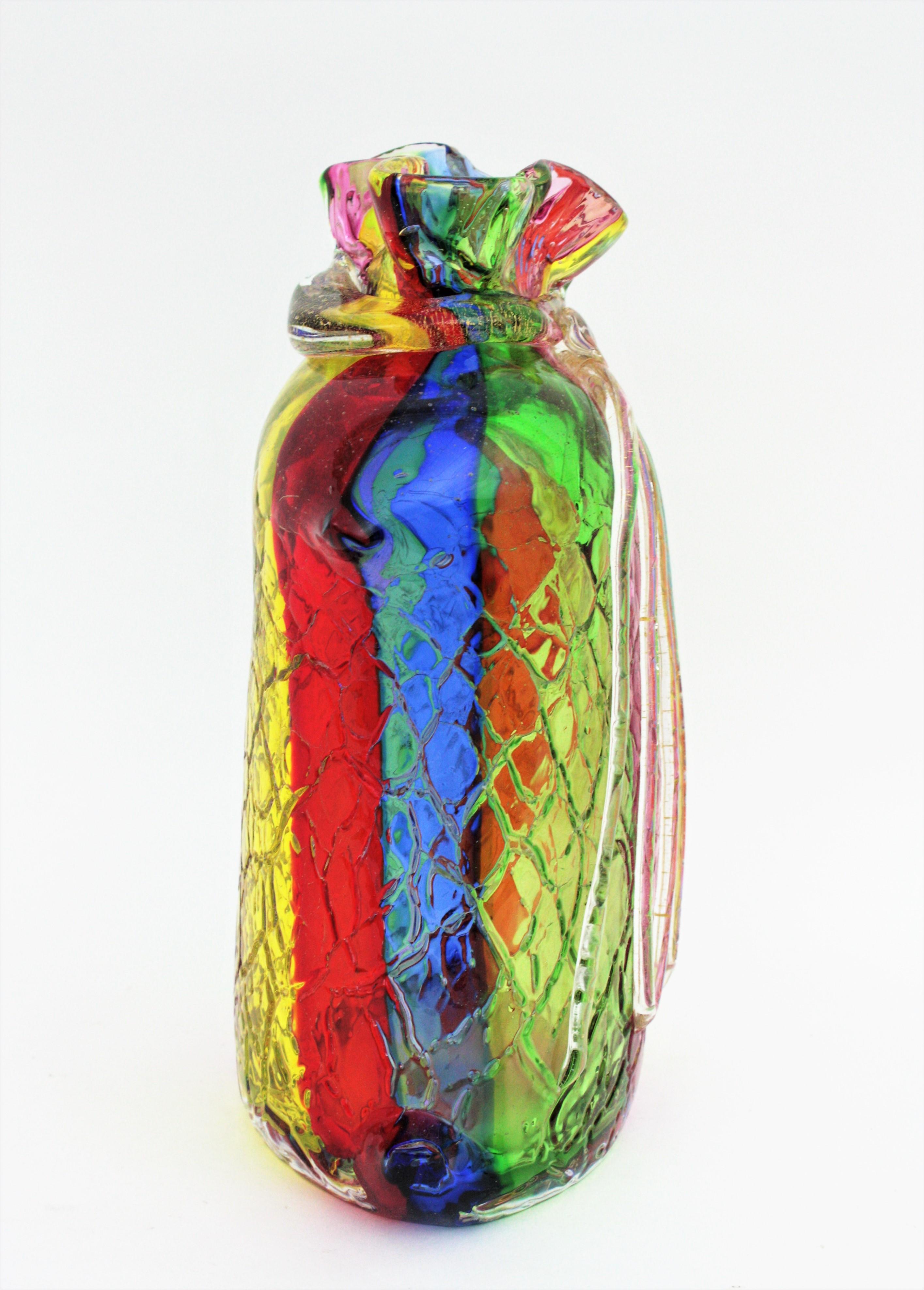 Vaso in vetro di Murano a righe arcobaleno con fiocchi d'oro di Fratelli Toso in vendita 6