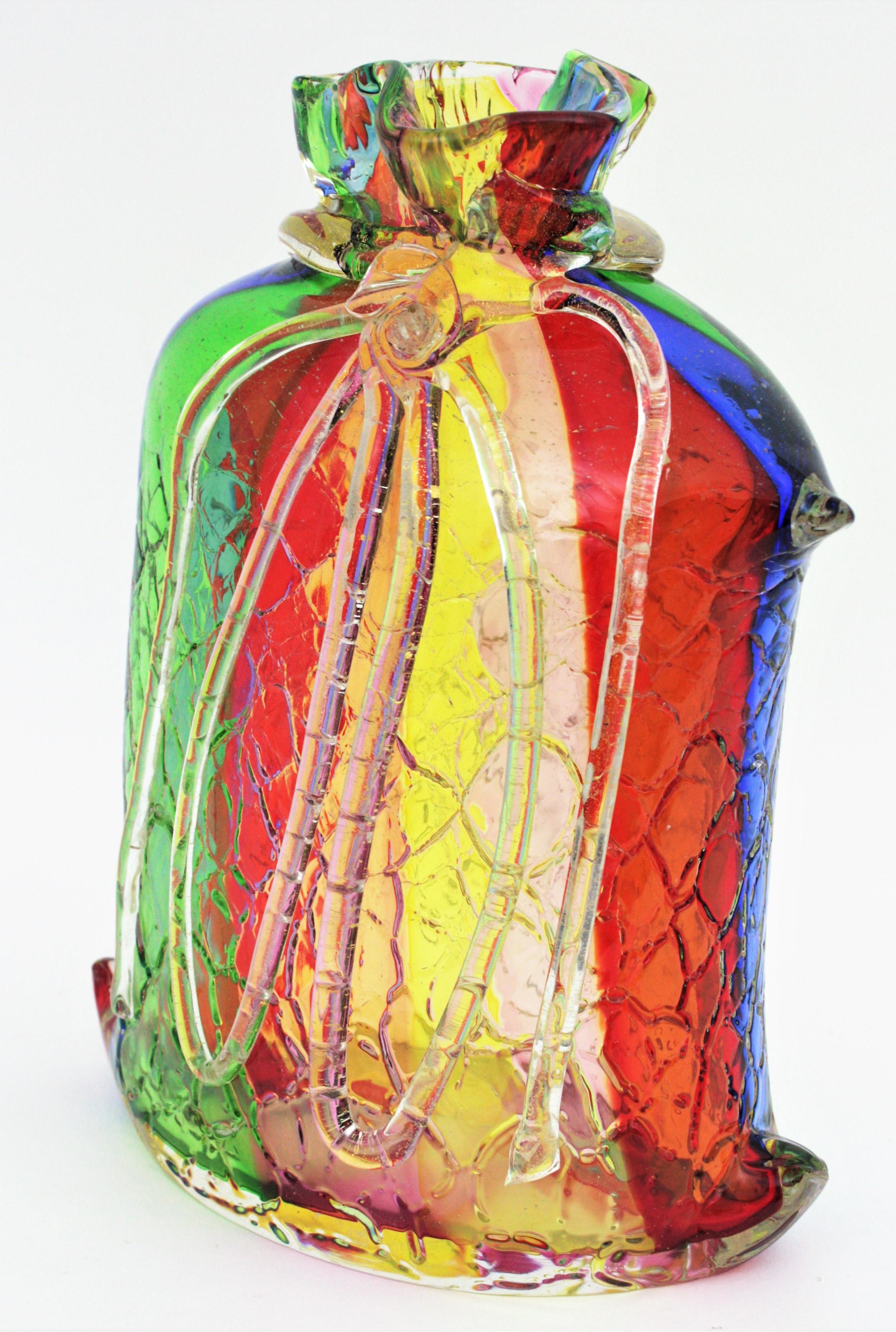 Vetro artistico Vaso in vetro di Murano a righe arcobaleno con fiocchi d'oro di Fratelli Toso in vendita