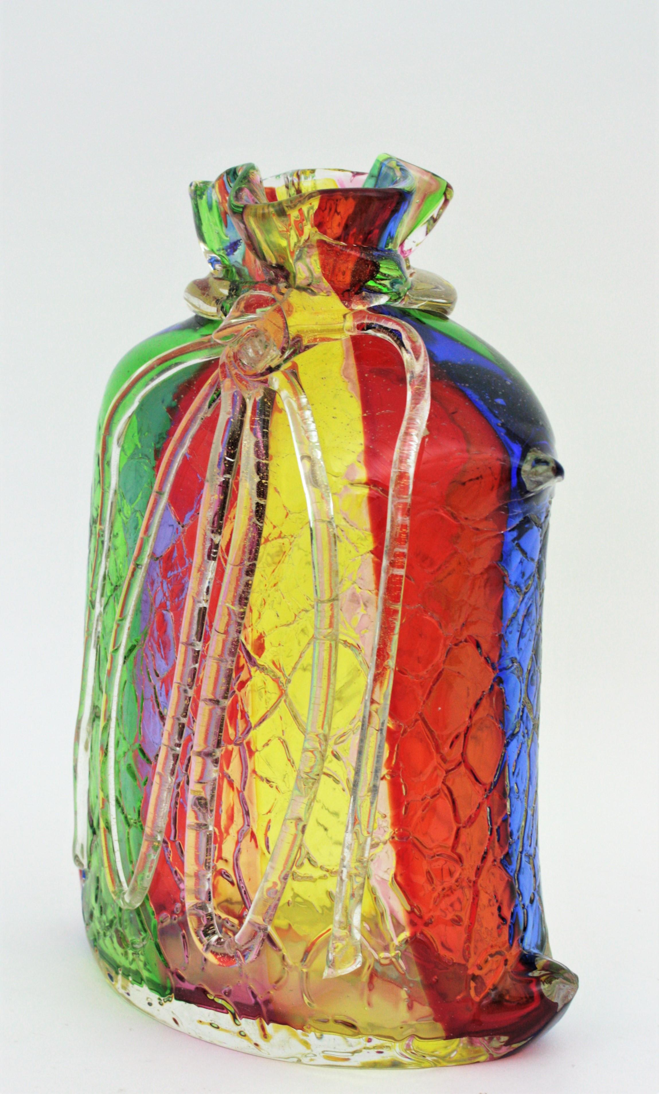 Vaso in vetro di Murano a righe arcobaleno con fiocchi d'oro di Fratelli Toso in vendita 1