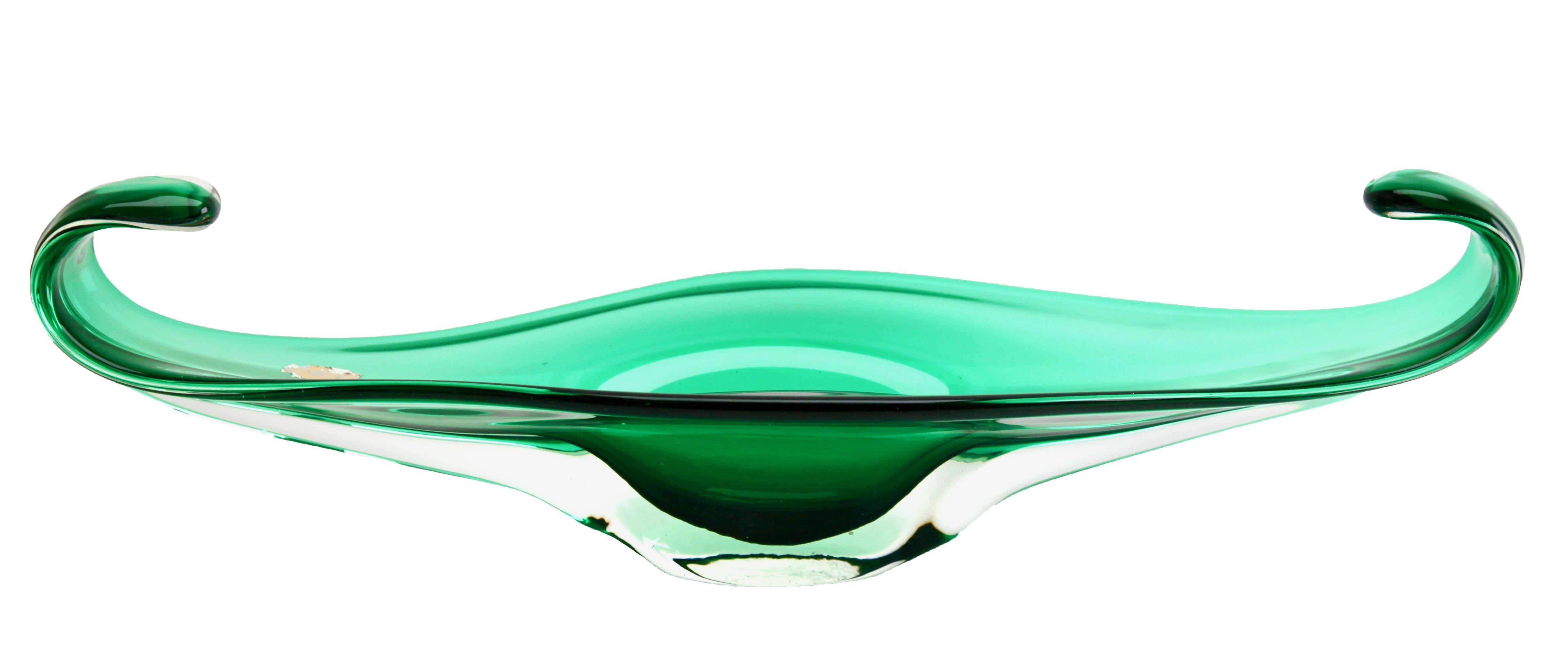 Very large centrepiece / fruit bowl by Fratelli Toso.
Emerald green core with thick somerso and two curved handles made in the first period of this range, with early label.
The masters of Murano were among the first to make items in this style,