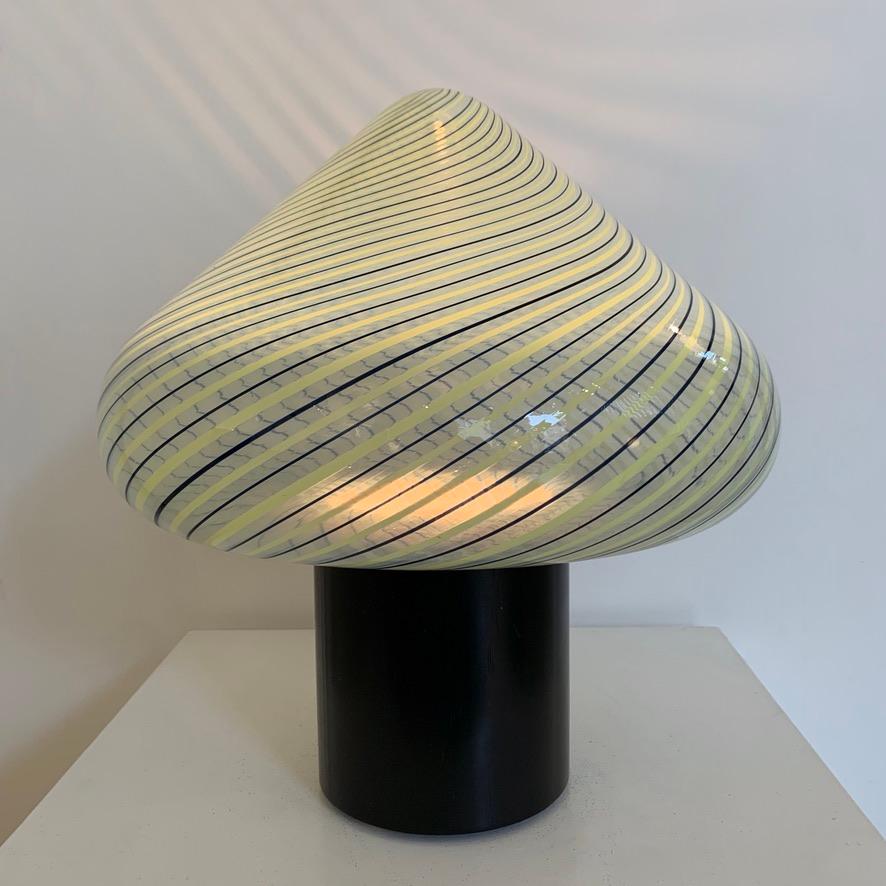 Magnifique lampe de table Fratelli Toso, circa 1960, Italie.
Verre de Murano à décor de rayures bleu foncé et jaune pâle, base en métal laqué noir.
Label original : Fabriqué en Italie, Fratelli Toso Vetreria Murano.
Une ampoule E27.
Dimensions : 44