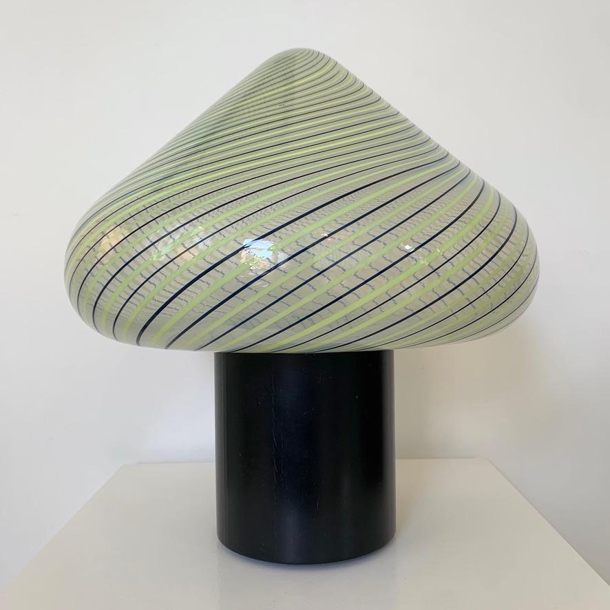 Mid-Century Modern Lampe de table en verre de Murano rayé de Fratelli Toso, vers 1960, Italie. en vente