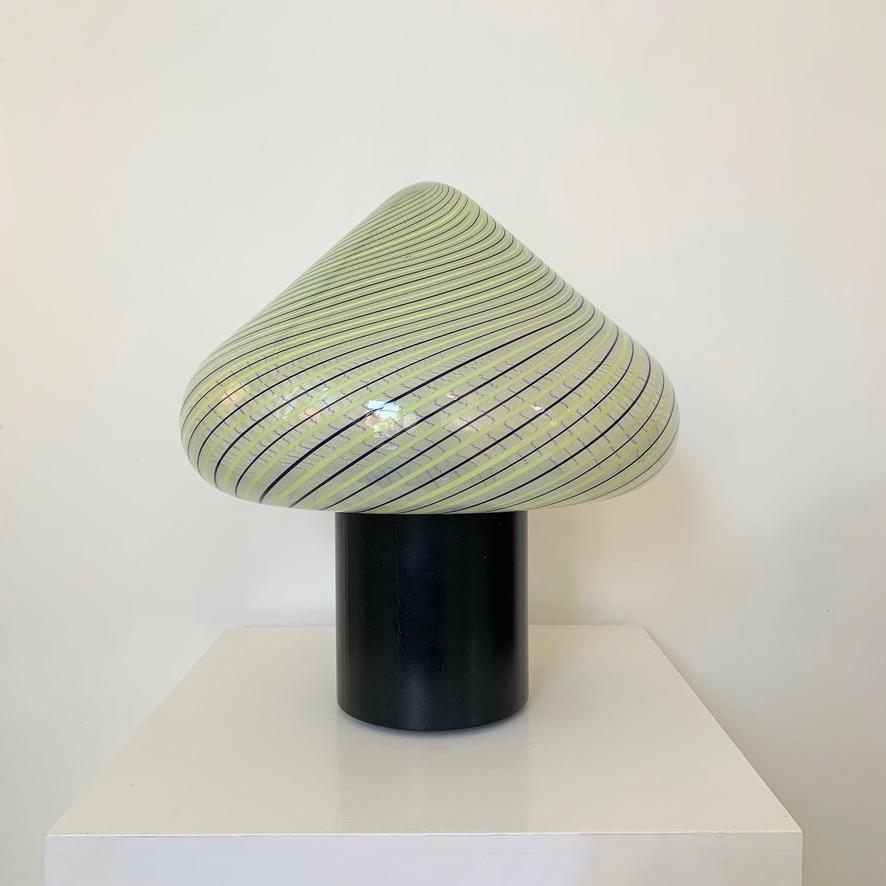 italien Lampe de table en verre de Murano rayé de Fratelli Toso, vers 1960, Italie. en vente