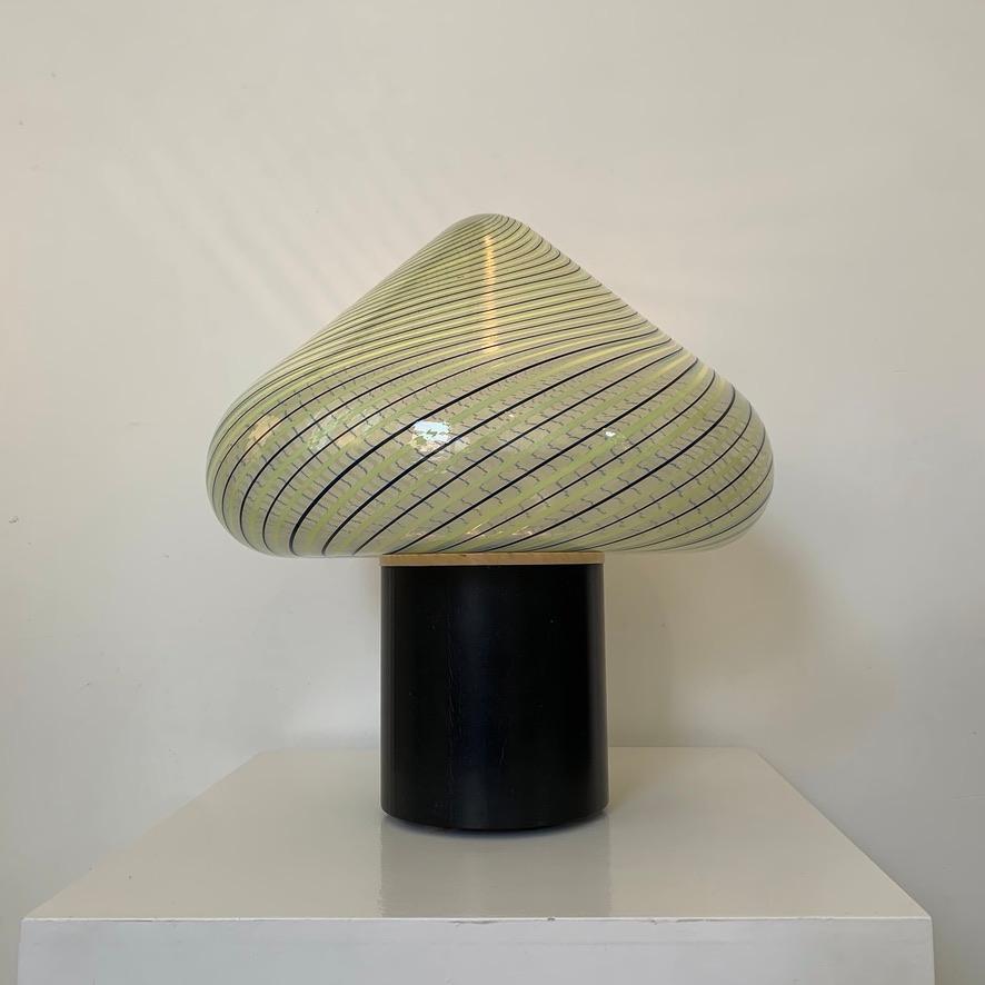 Laqué Lampe de table en verre de Murano rayé de Fratelli Toso, vers 1960, Italie. en vente