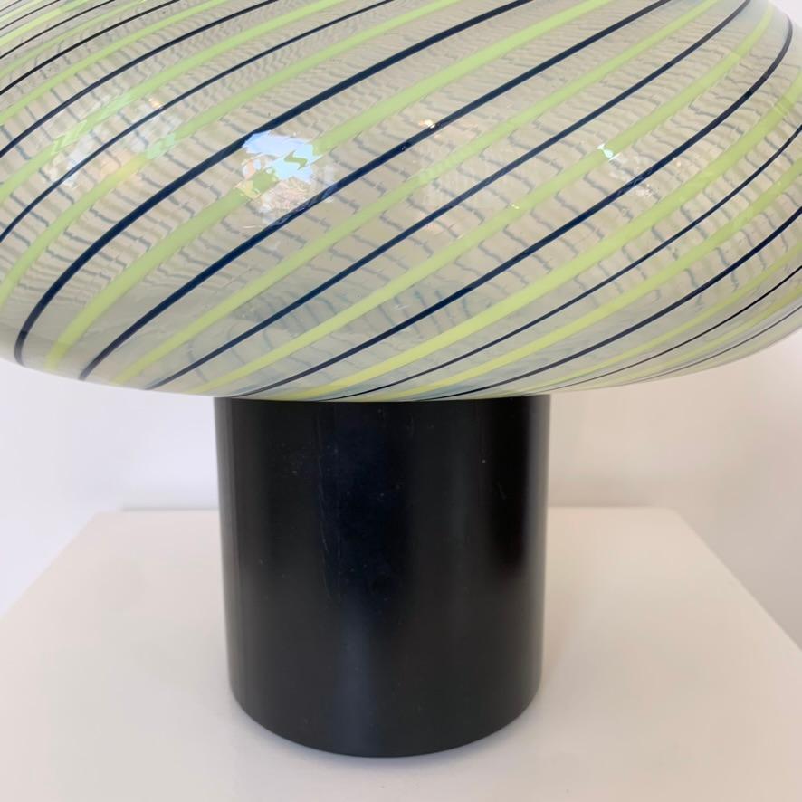Milieu du XXe siècle Lampe de table en verre de Murano rayé de Fratelli Toso, vers 1960, Italie. en vente