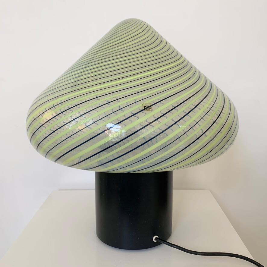 Lampe de table en verre de Murano rayé de Fratelli Toso, vers 1960, Italie. en vente 1