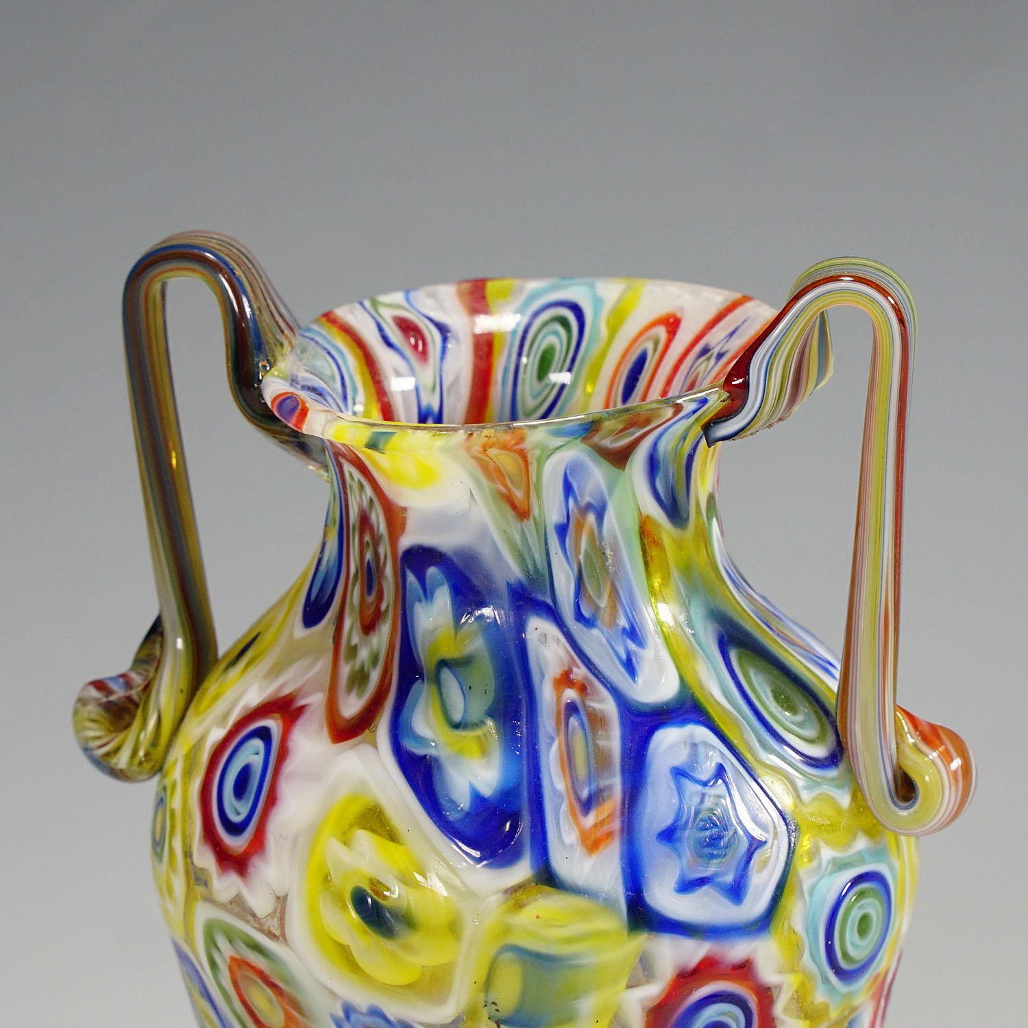 Verre d'art Fratelli Toso Vase à deux mains en verre Millefiori Murrine, Murano circa 1920 en vente