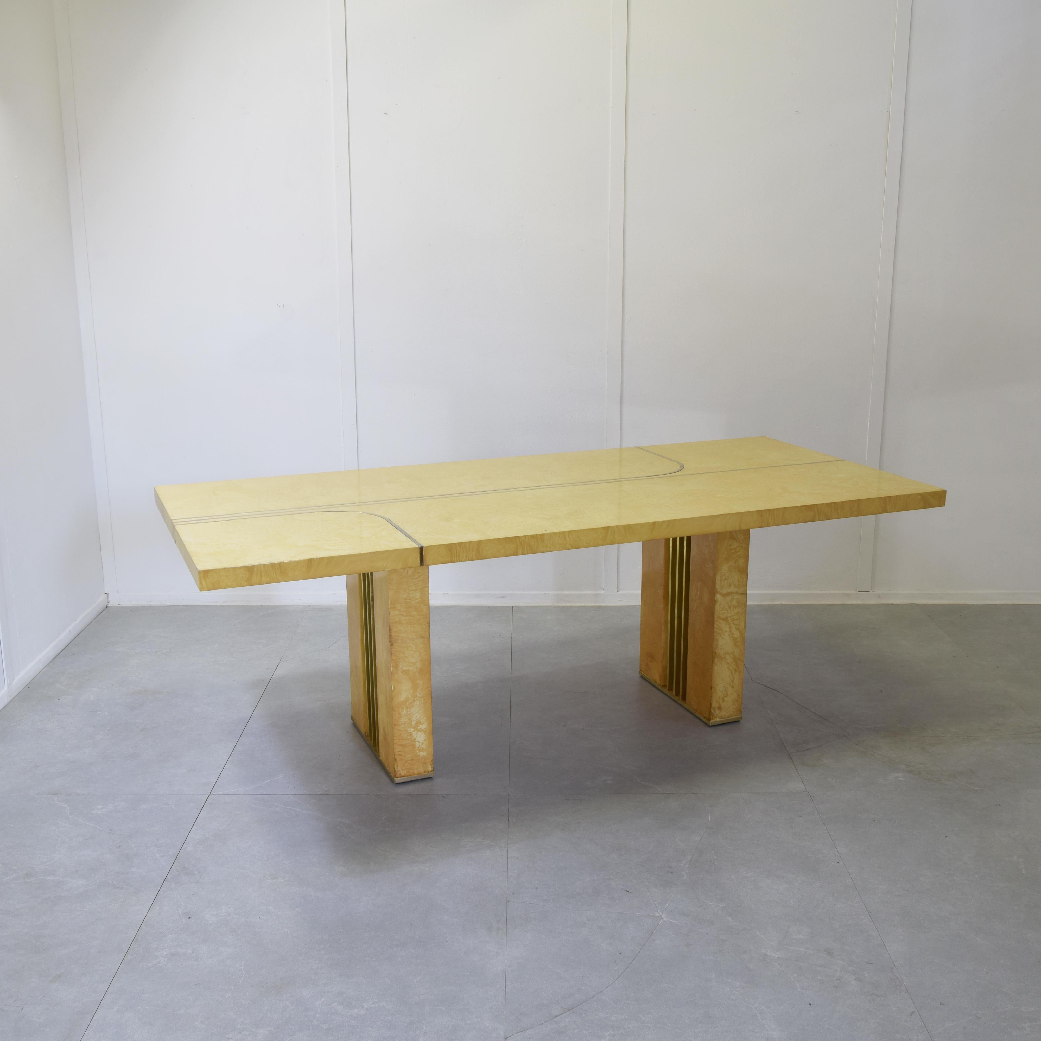 The briarwood table by Fratelli Turri Milano is distinguished by the use of noble materials and the elegance of its design, which blends classic taste with the modernity of the time. Brass details are found not only along the edges of the top, but