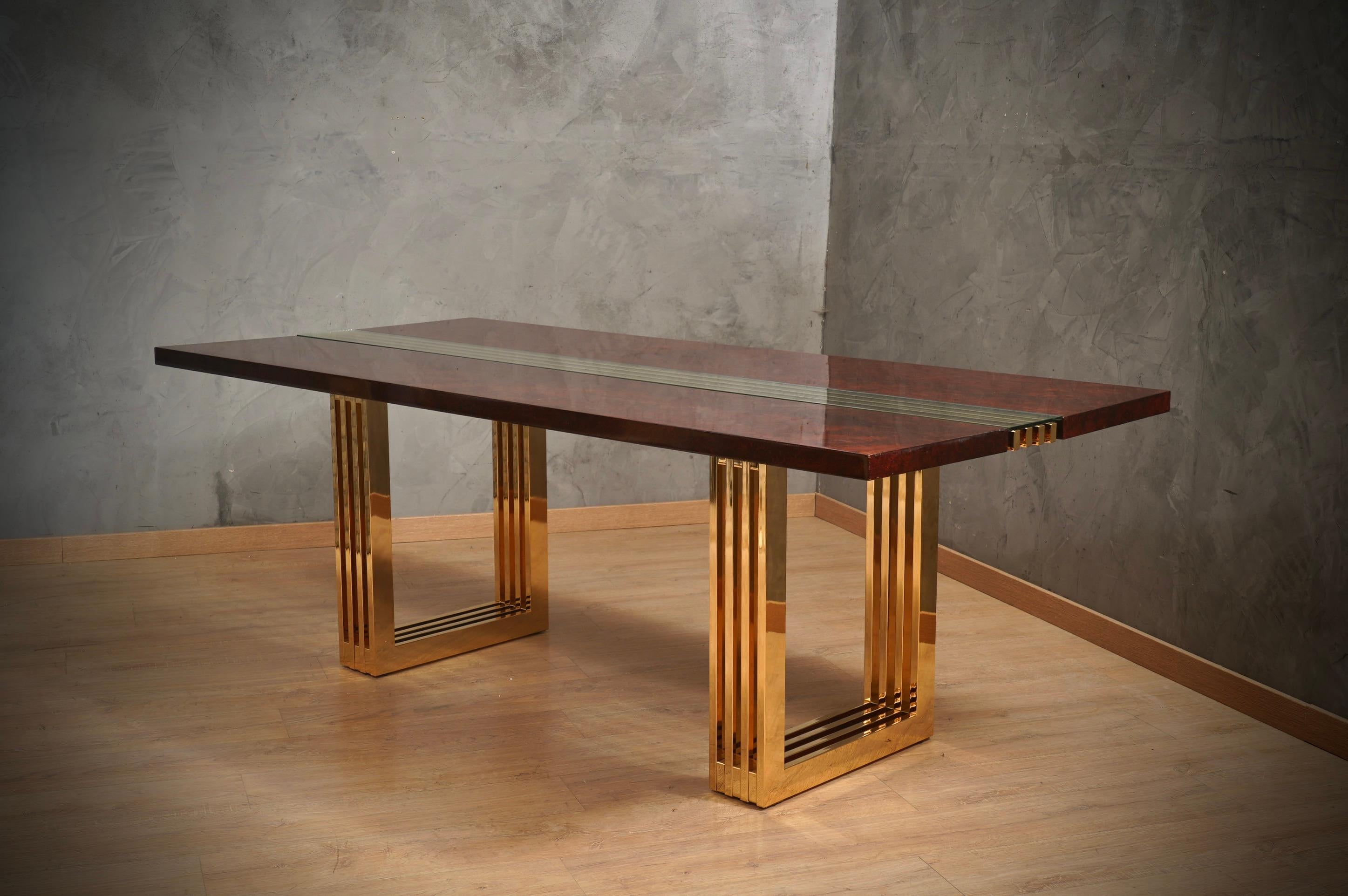Table italienne caractéristique produite par Fratelli Turri, au style inimitable, à l'élégance pure ; dès qu'on la voit, on en tombe amoureux.

La table a une forme rectangulaire et une structure en métal doré. Son design est très complexe mais bien