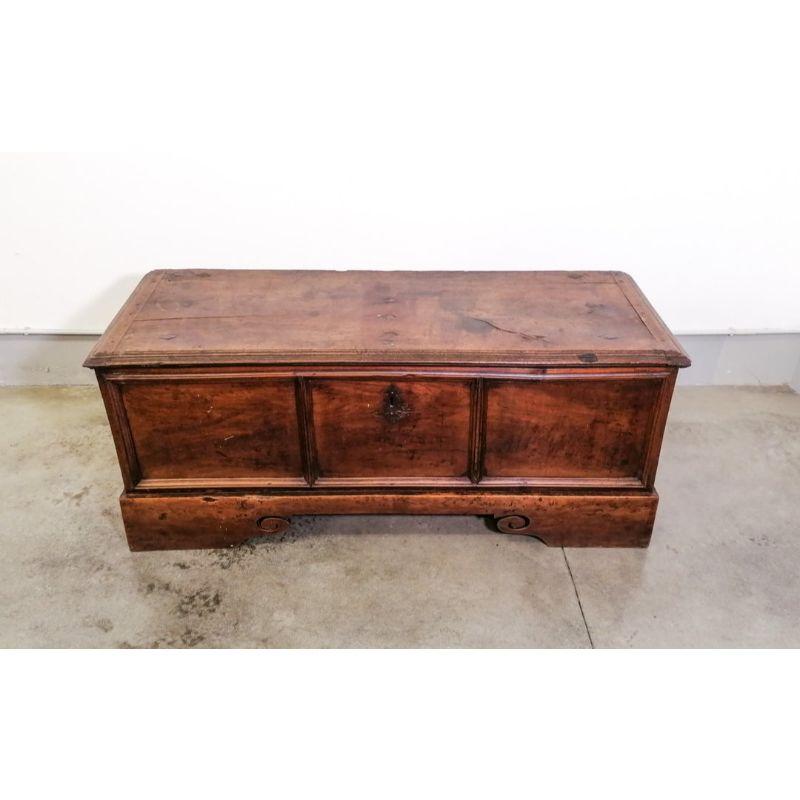 Vintage chest, six unique planks in solid walnut, original hardware, refracted, with internal compartment.
nineteenth century

Origin: Italy
Period: nineteenth century
Materials: Six unique solid walnut planks
Specifications: Original