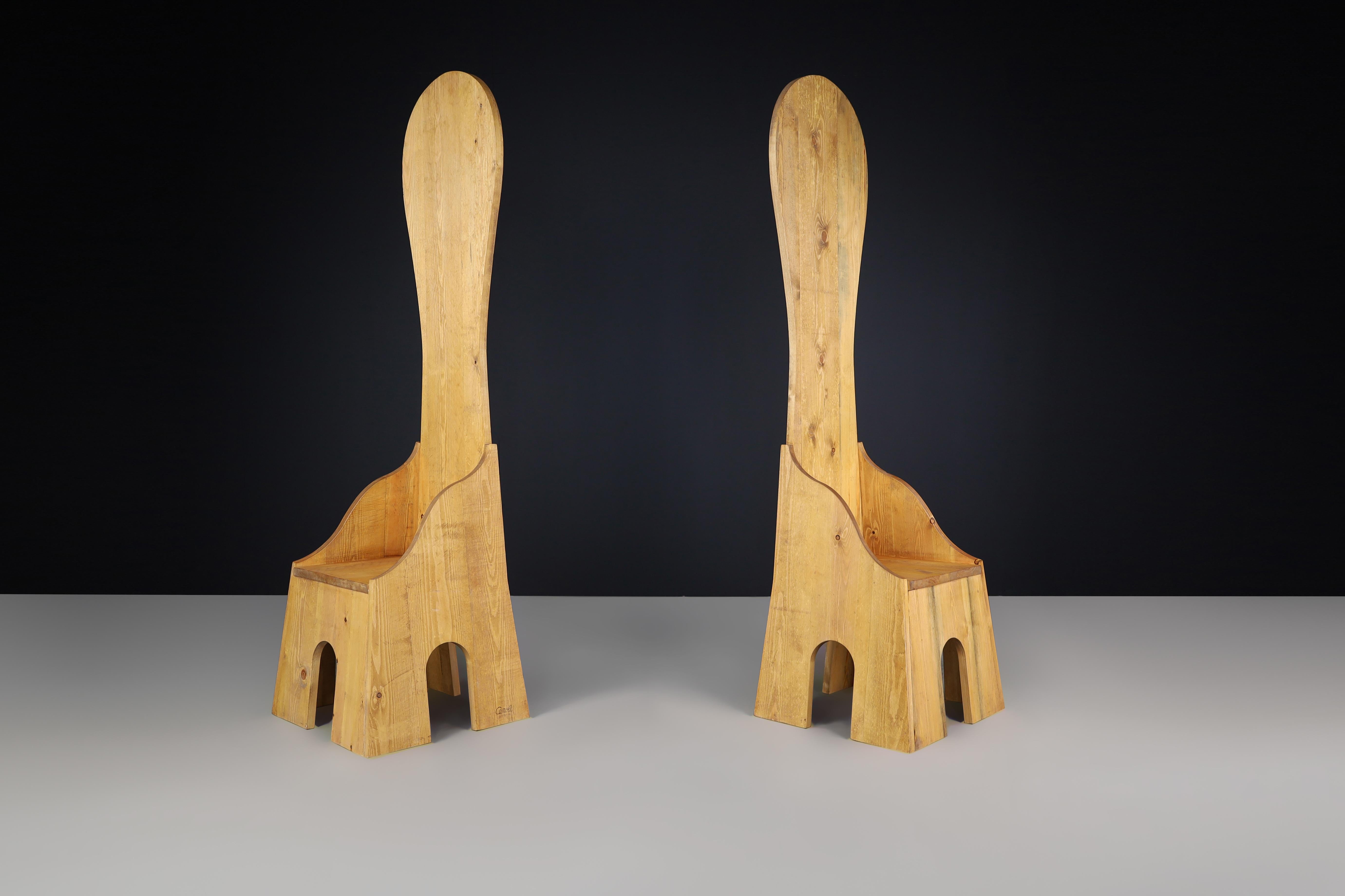 Conjunto de dos sillas Fratina de madera de pino diseñadas por Mario Ceroli en 1972 y producidas por Poltronova.

Mario Ceroli mostró esta silla por primera vez durante la obra shakesperiana de Ricardo III creada por Luca Ronconi, en la que Mario