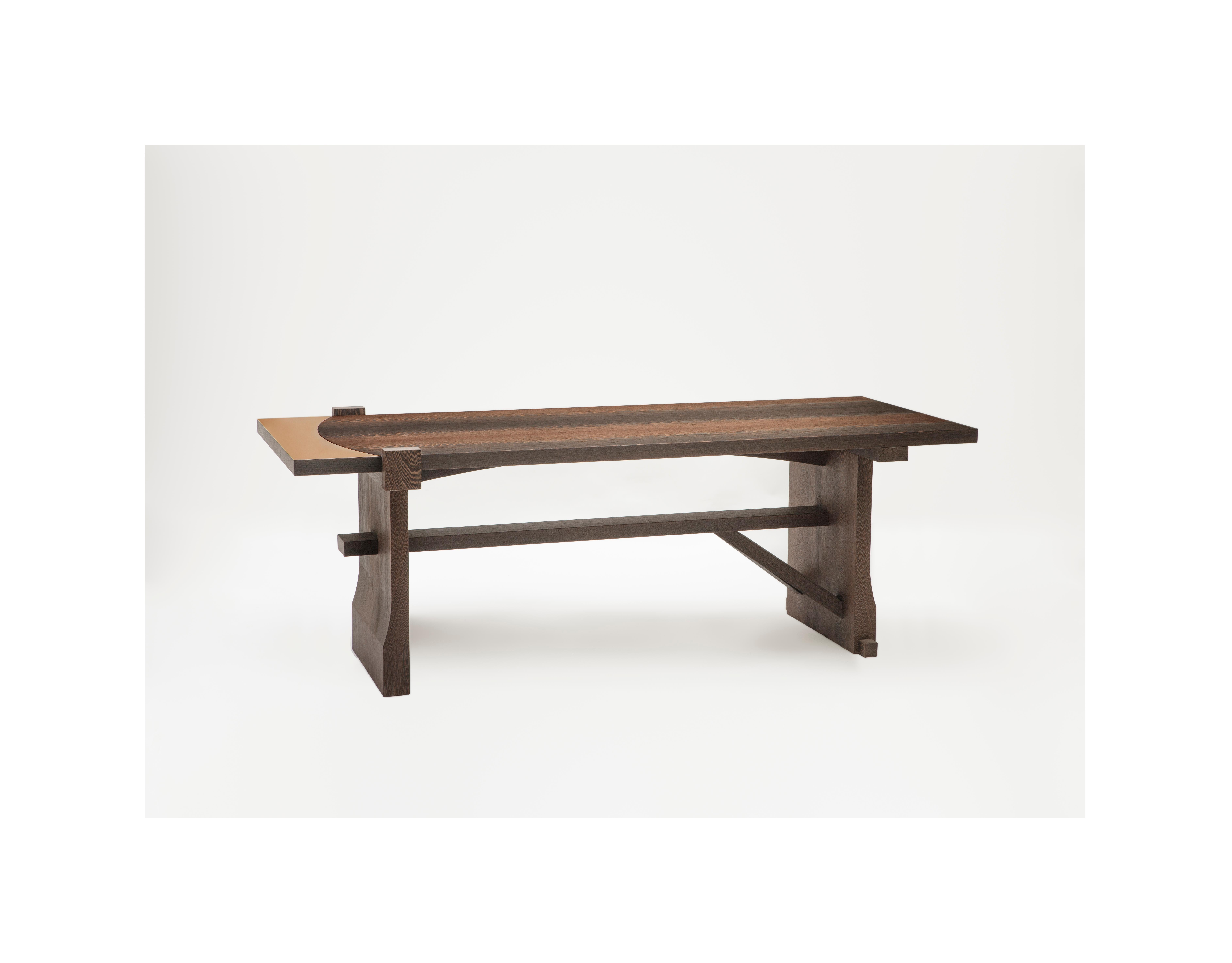 The Fratino table recalls the Italian tradition of sharing in simplicity, recalling the ancient image of a monastery’s refectory, where meals were taken in a common ritual.
Formed of a simple structure with an asymmetrical truss support, the wooden