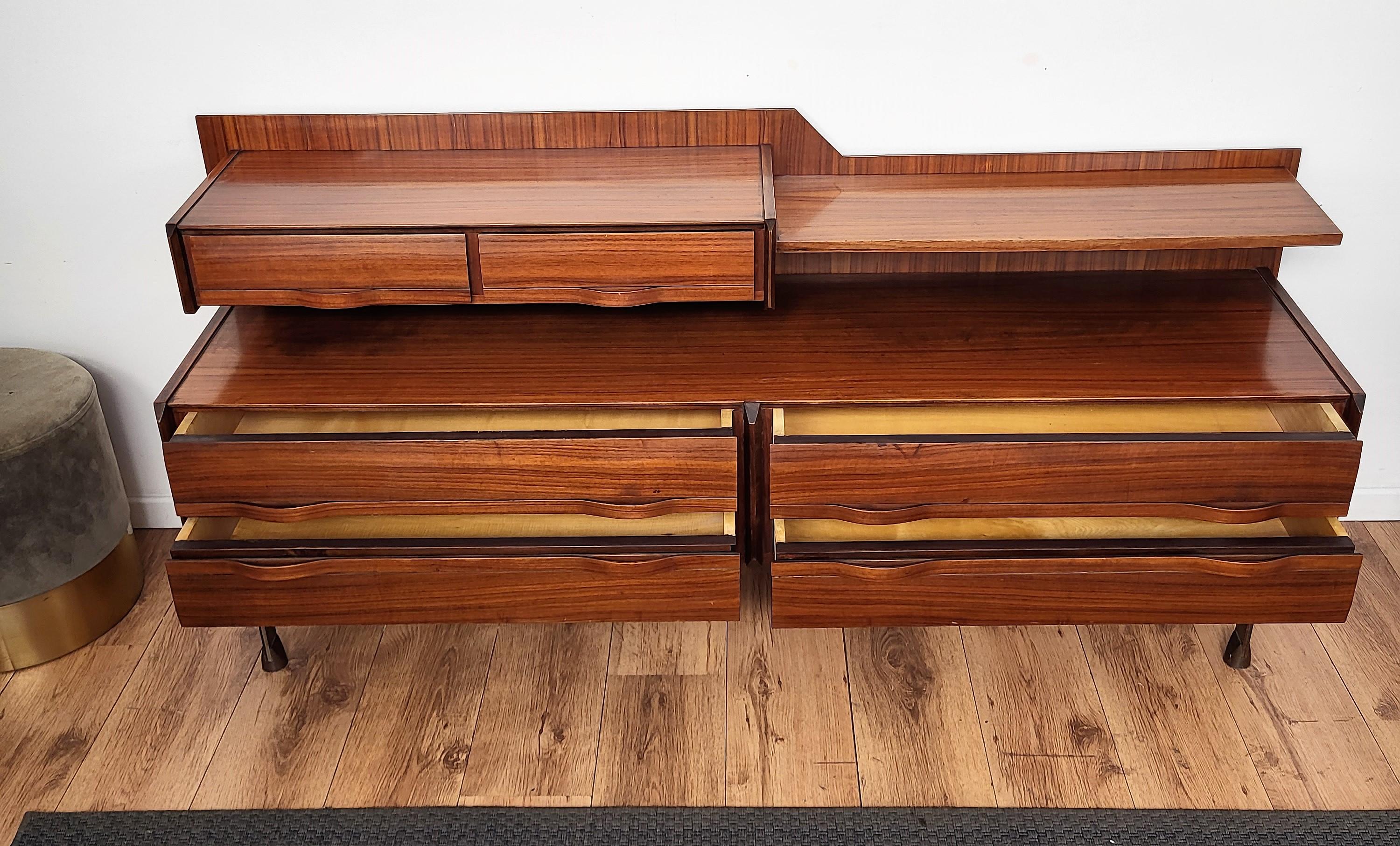 Important and elegantly shaped Italian Art Deco Mid-Century Modern sideboard or credenza designed by Gianfranco Frattini for La Permanente Mobili Cantù, 1960s. With its greatly designed edges, frames and details in beautiful wood, the credenza has
