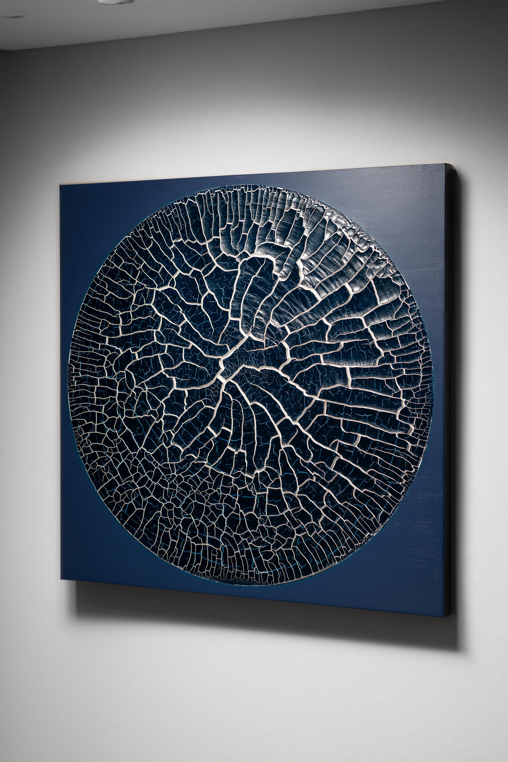 Fratturato Azzurro, Gemälde-Wandskulptur von Kris Lamba Studio (Britisch) im Angebot