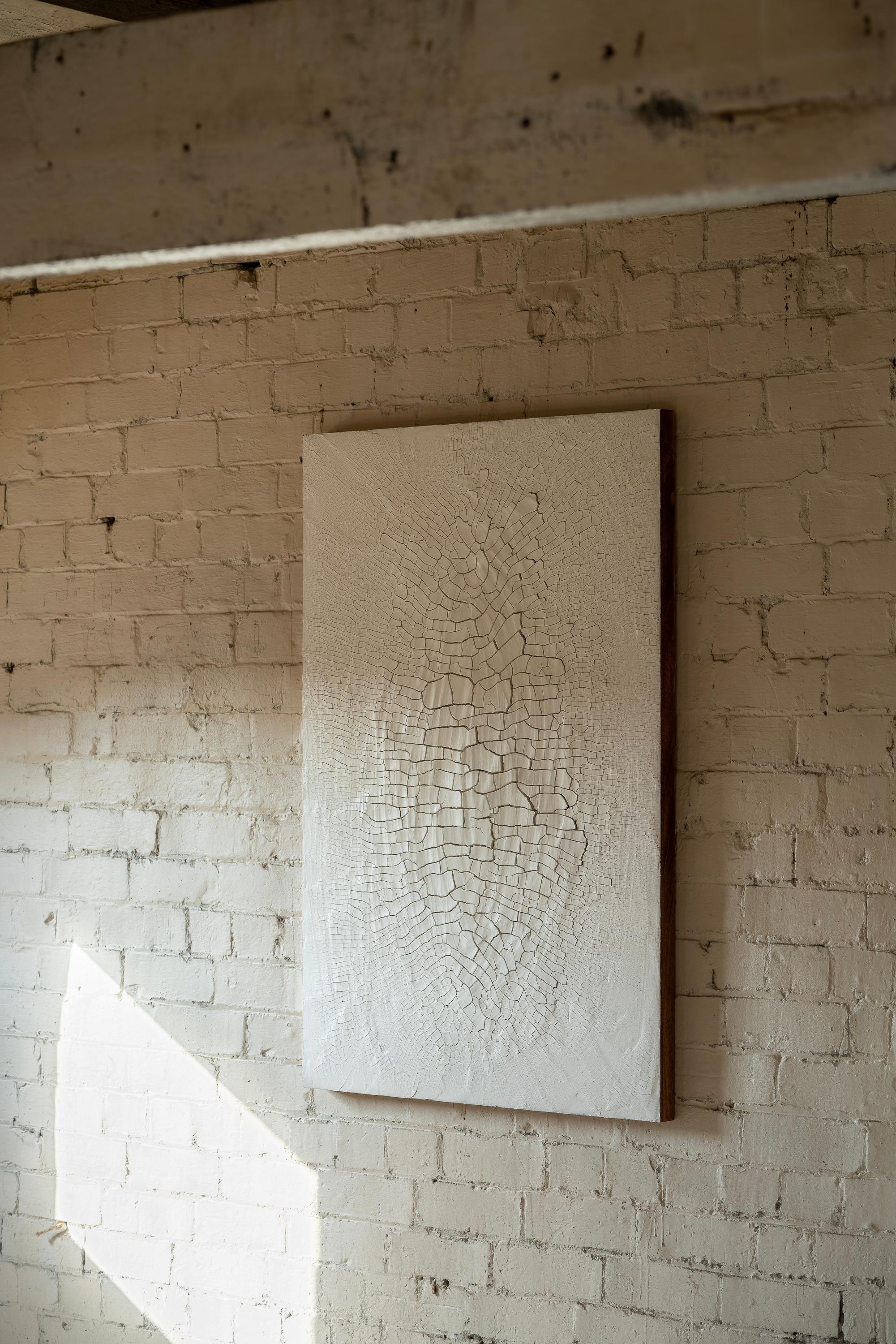 Fratturato Bianco 5 Painting Wall Sculpture de Kris Lamba Studio Neuf - En vente à Geneve, CH