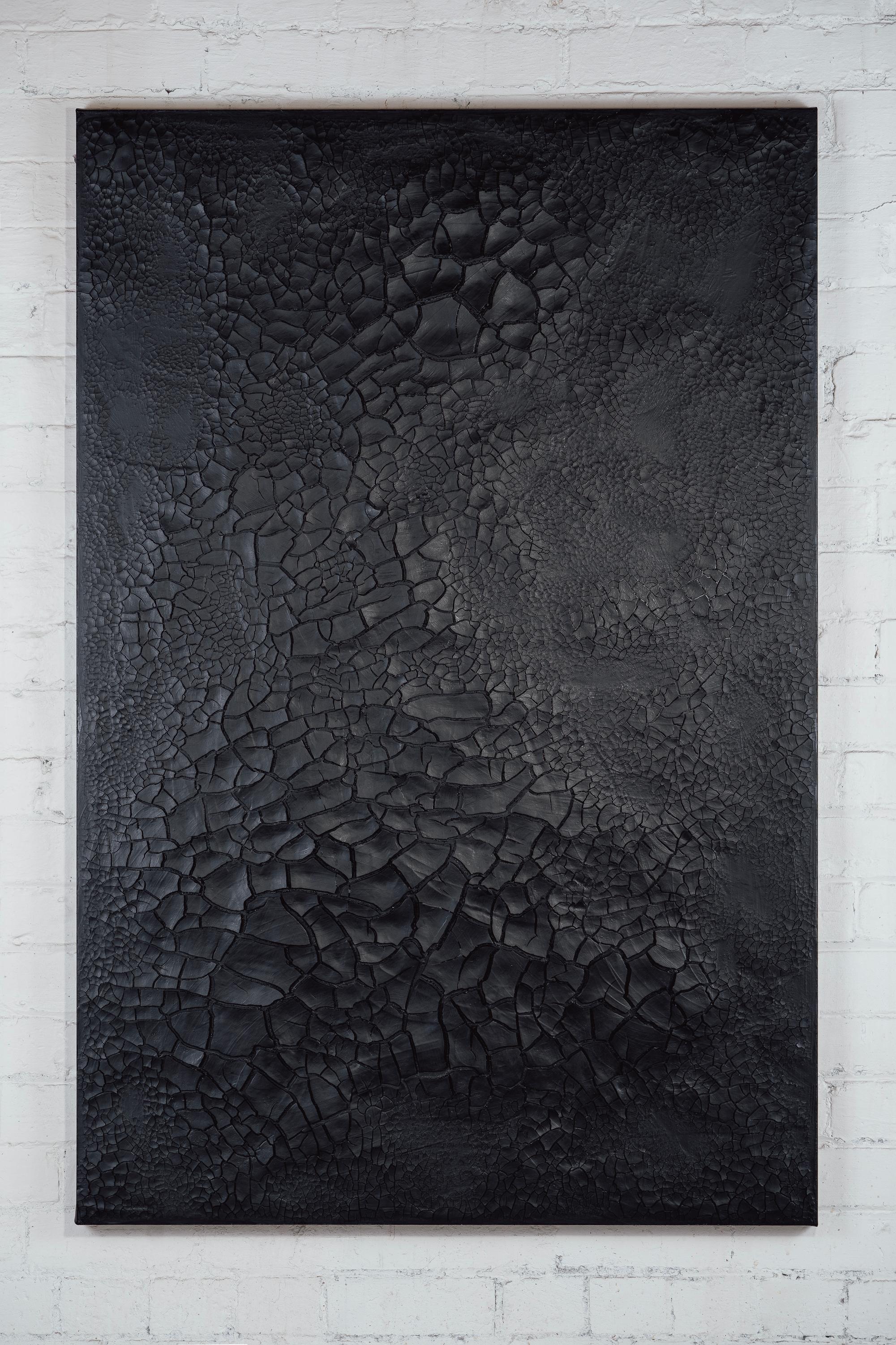 Escultura mural Fratturato Nero 5 cuadros de Kris Lamba Studio
Dimensiones: An 100 x Pr 10 x Al 150 cm
Materiales: Porcelana y pigmentos sobre lino.
Peso: 7 Kg.

Kris Lamba nació en Londres en 1984. Crea esculturas a gran y pequeña escala, pinturas