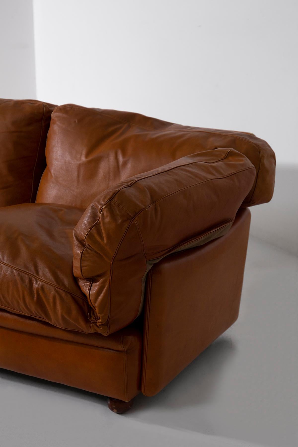 Frau Italian leather sofa by Tito Agnoli, Poppy model In Good Condition For Sale In Milano, IT