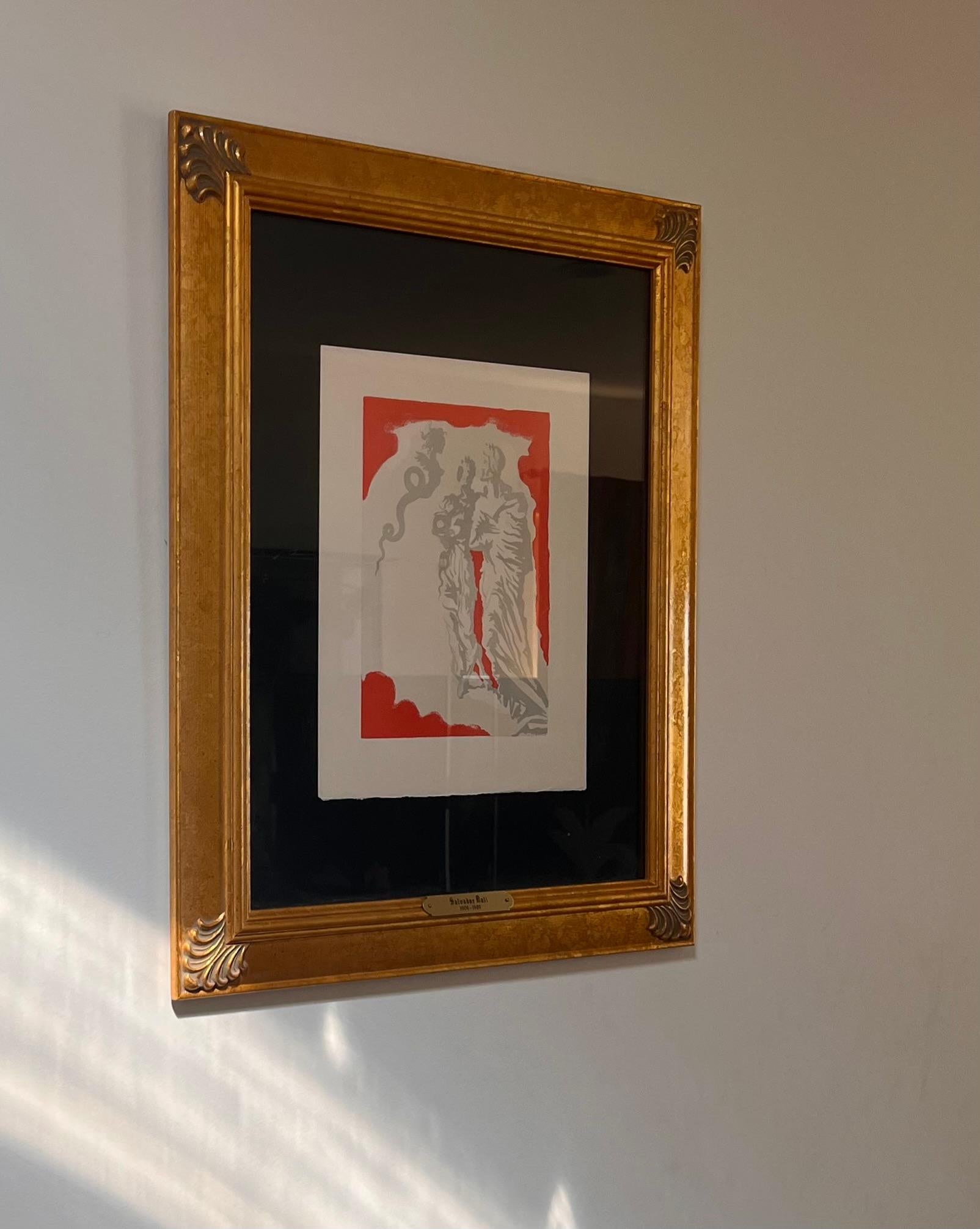 Stampa originale di Salvador Dalì, incorniciata in legno dorato, dietro vetro e autenticata, 1964. La stampa raffigura la 