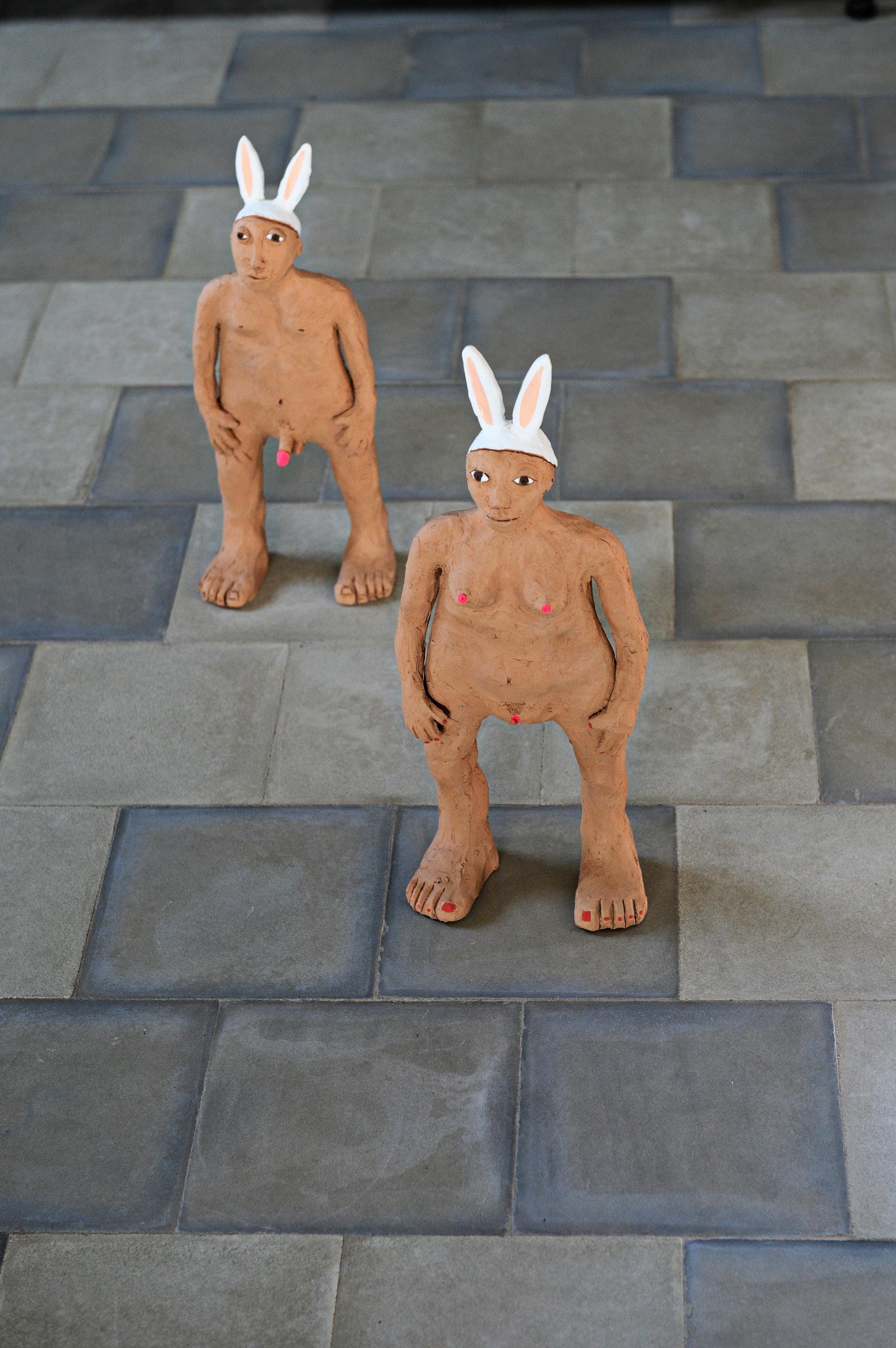 Freaklab Große Menschen, vollständig von Hand in Terrakotta gefertigt, Mann-Rabbit (Emailliert) im Angebot