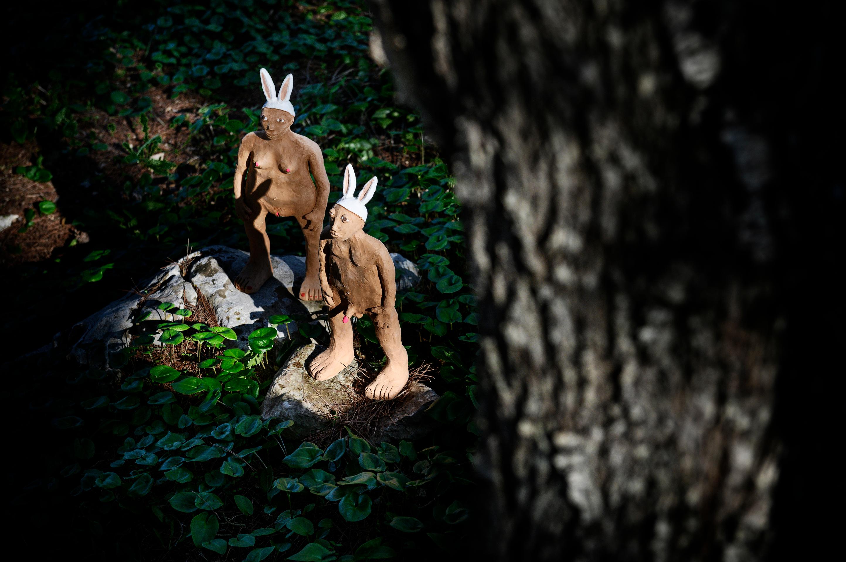 Freaklab Große Menschen, vollständig von Hand in Terrakotta gefertigt, Mann-Rabbit im Angebot 1