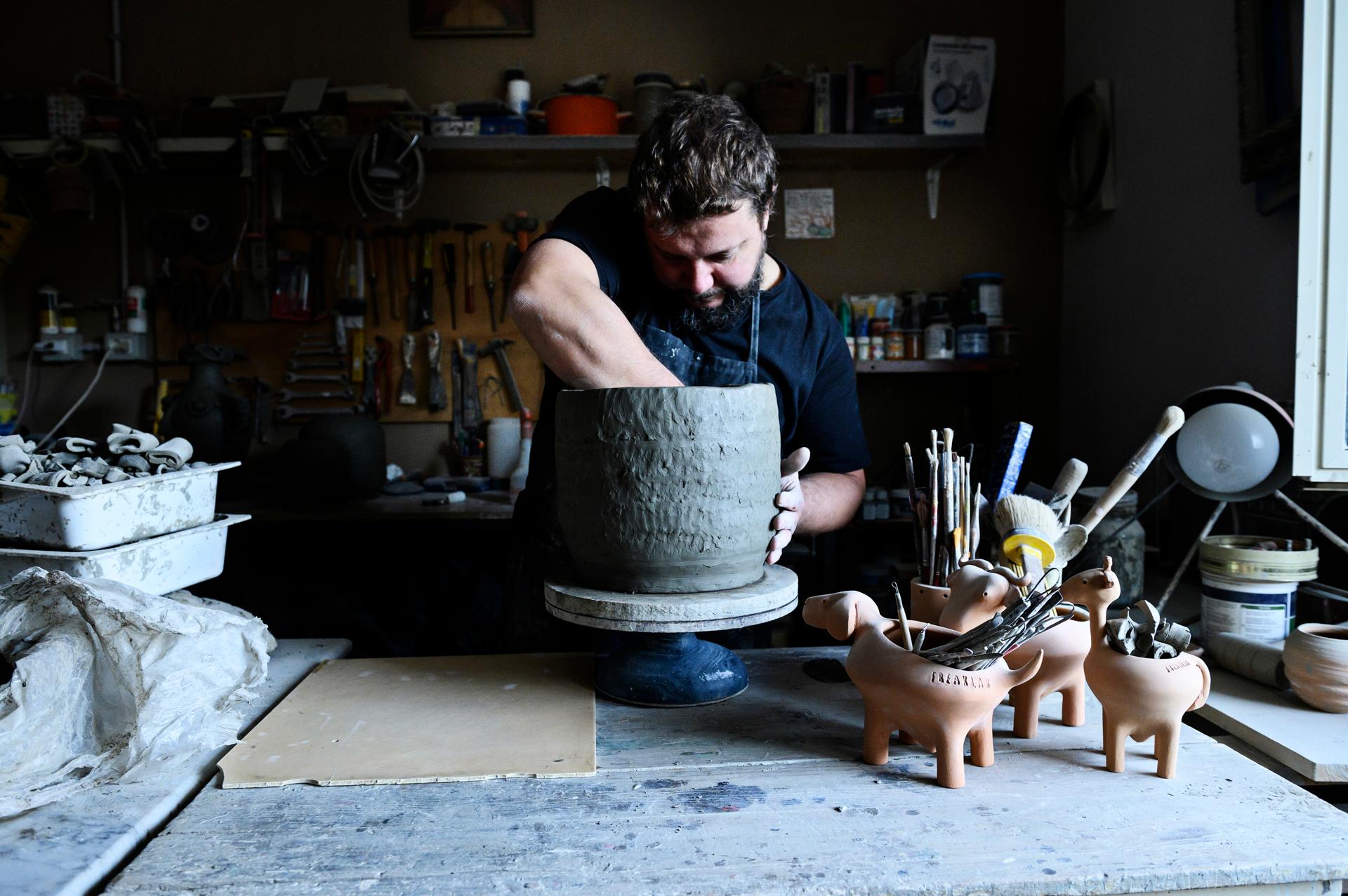Vase Freaklab entièrement réalisé à la main en céramique, couleur verte vintage en vente 3