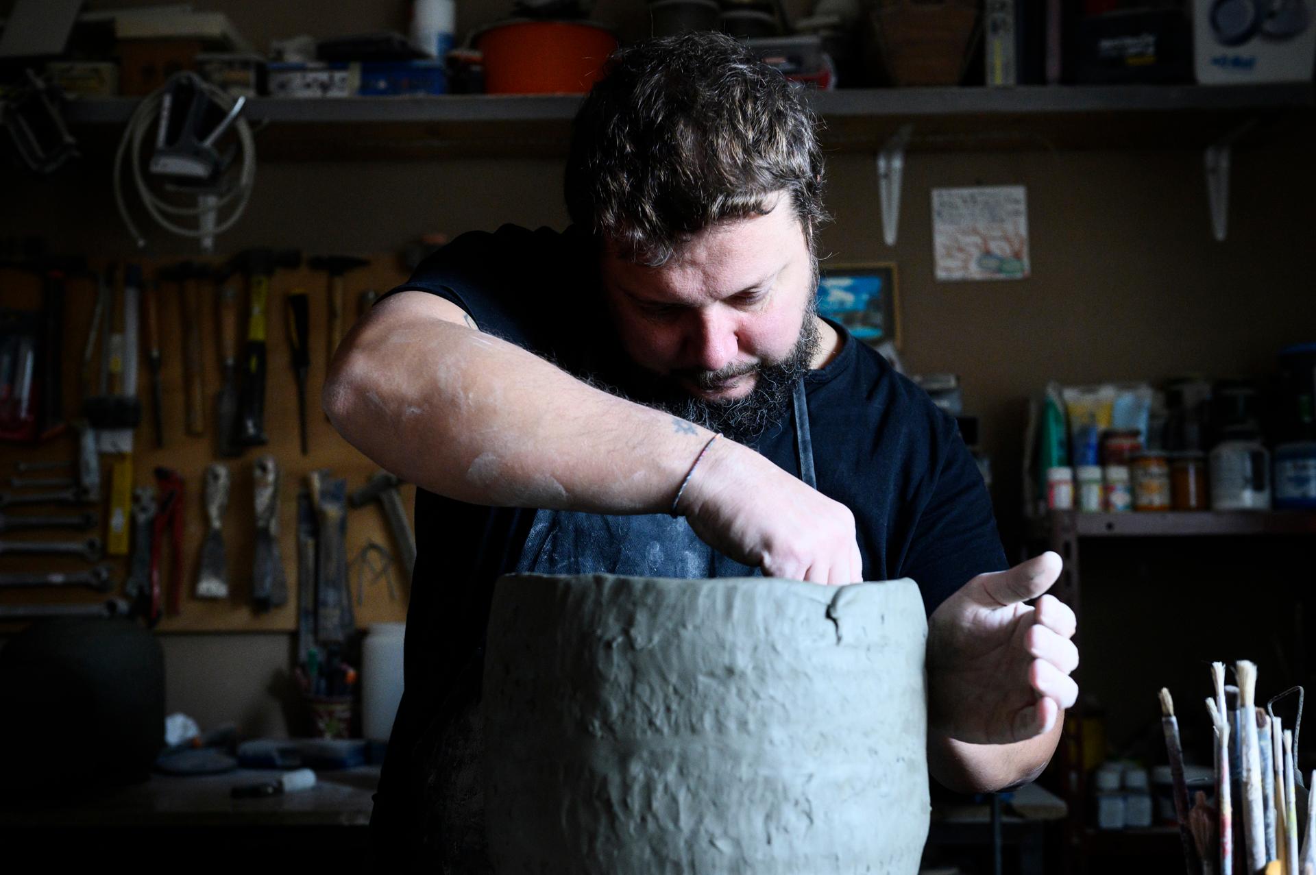 Freaklab-Vase, vollständig von Hand gefertigt aus Keramik, grüne Farbe im Angebot 5