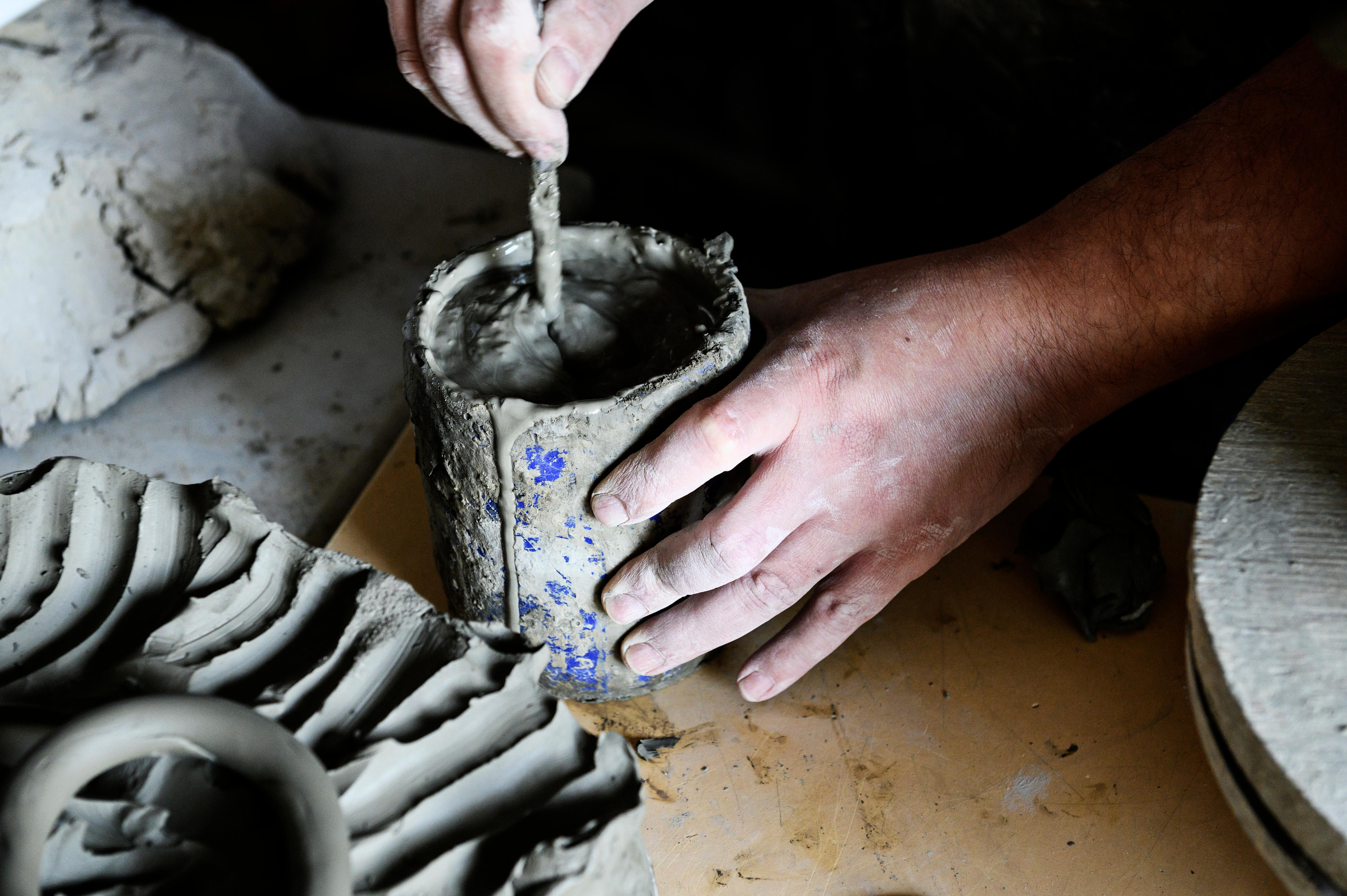 Freaklab-Vase aus Keramik in warmem Rot, vollständig von Hand gefertigt im Angebot 4